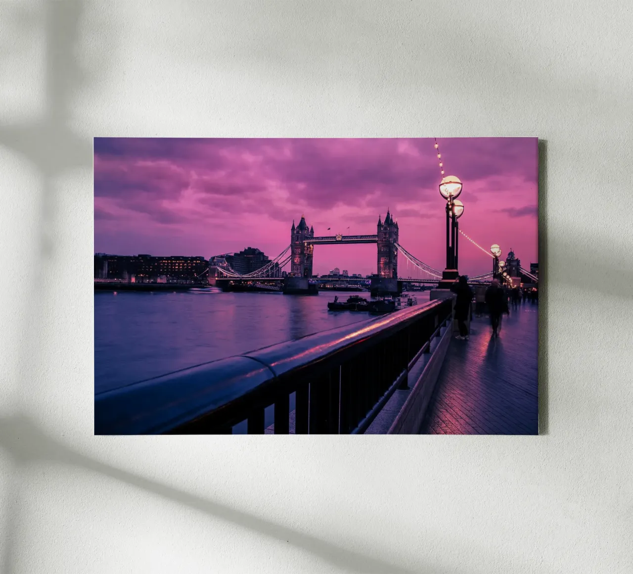 Schemering over de Tower Bridge, Londen canvas met Baklijst van Wanderlust Vibes