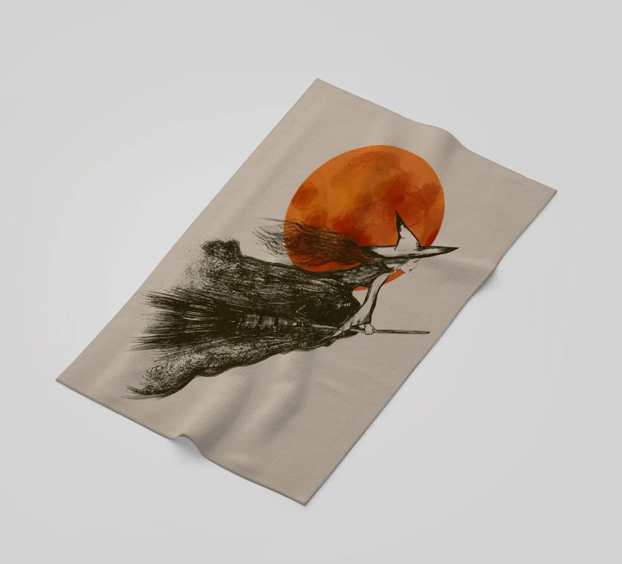 Strega volante con capelli lunghi davanti a una luna rossa telo mare da Lisa Jureczko Arts Illustration