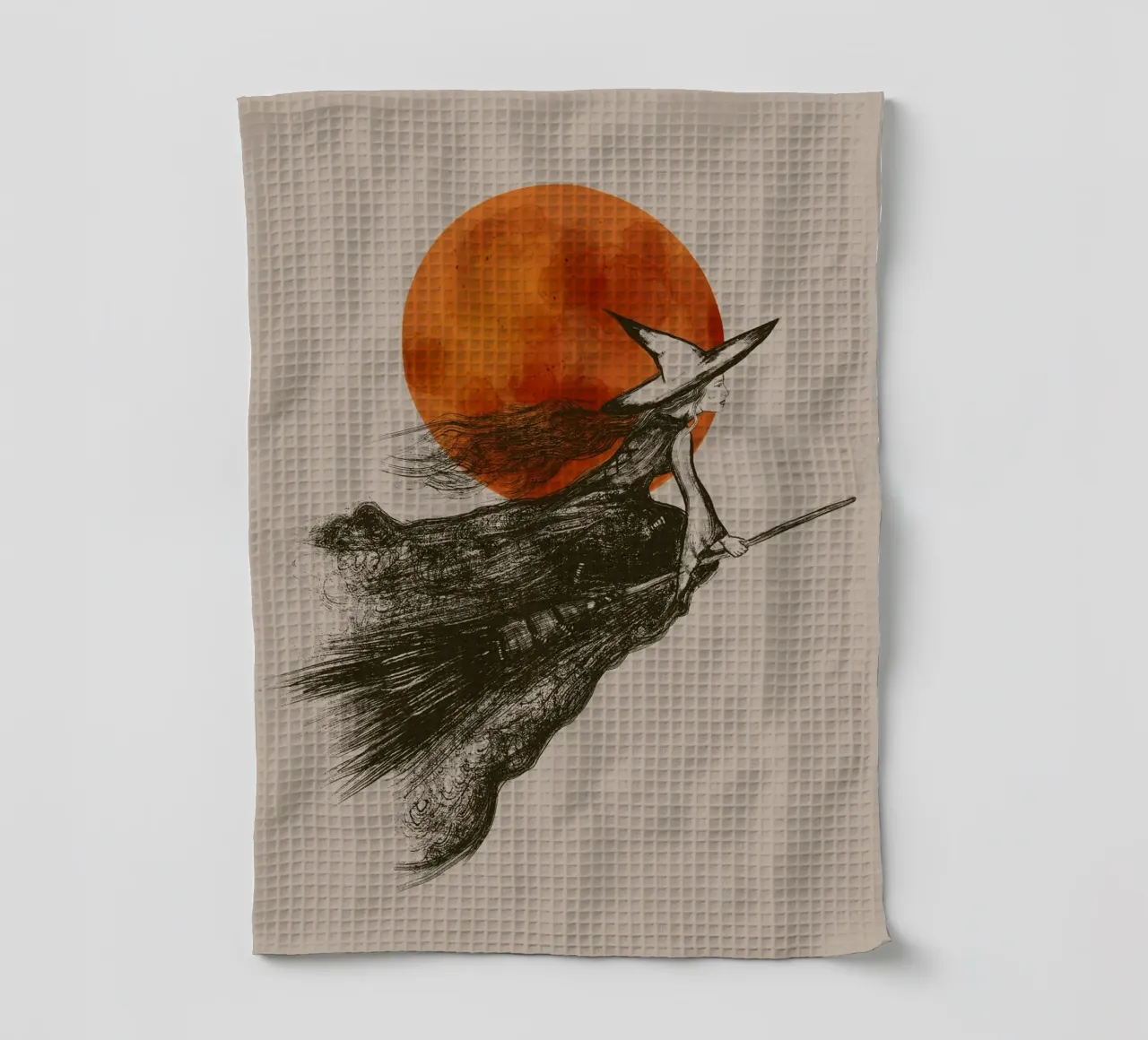 Sorcière volante aux longs cheveux devant une lune rouge torchon de Lisa Jureczko Arts Illustration