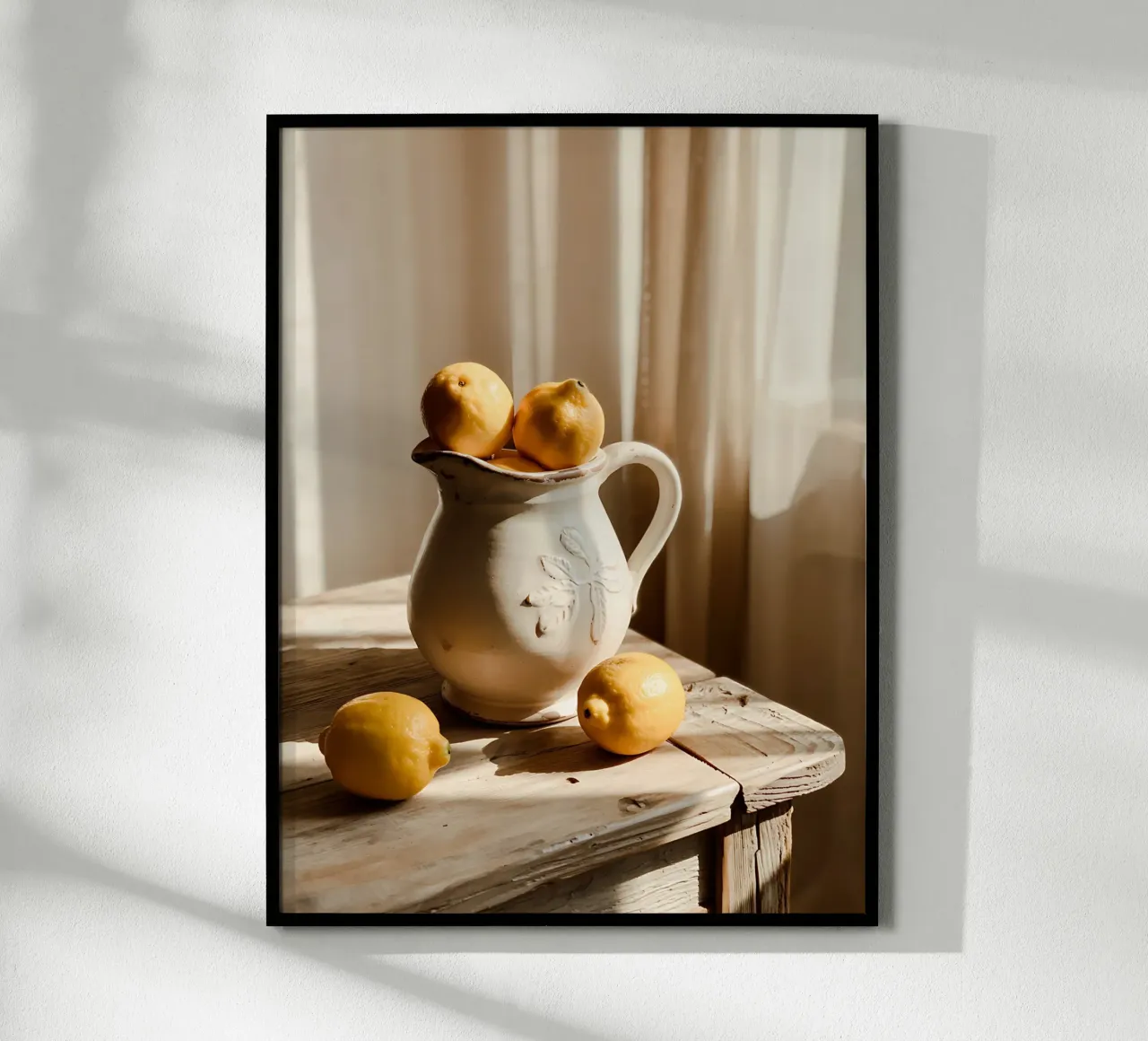 Limoni dorati in una brocca di ceramica vintage poster con telaio in legno da Casa Limon