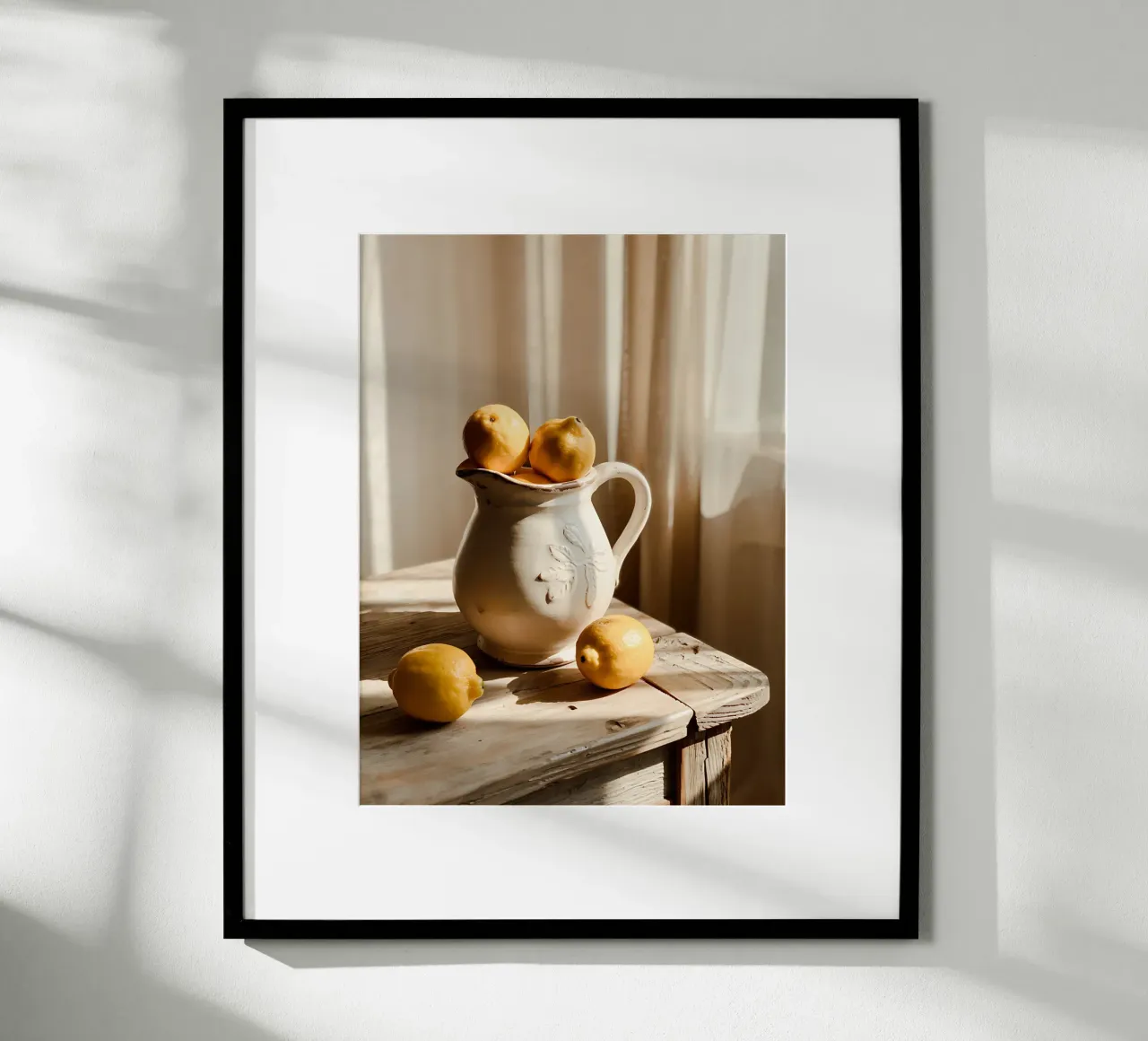 Limoni dorati in una brocca di ceramica vintage poster con telaio in legno da Casa Limon