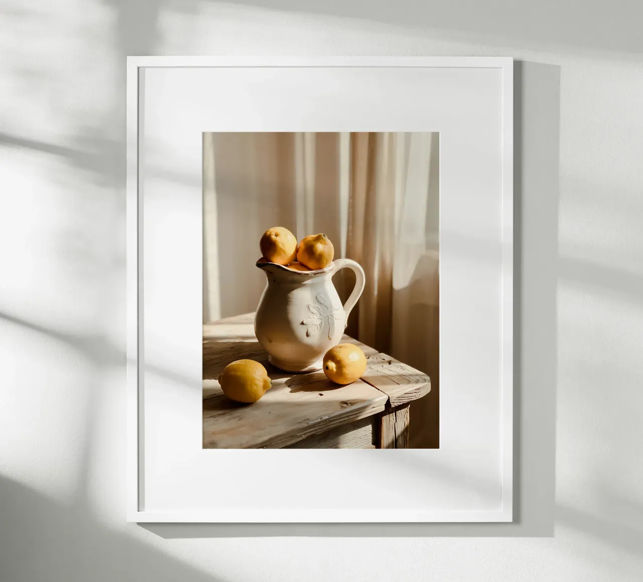 Limoni dorati in una brocca di ceramica vintage poster con telaio in legno da Casa Limon