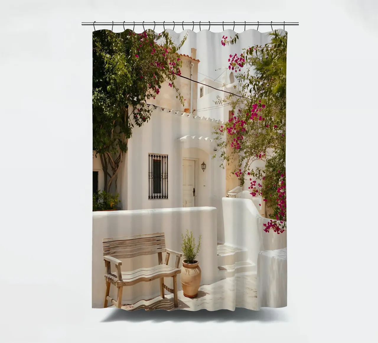Weißes Haus und sonnige Bougainvillea in Griechenland Duschvorhang von Casa Limon