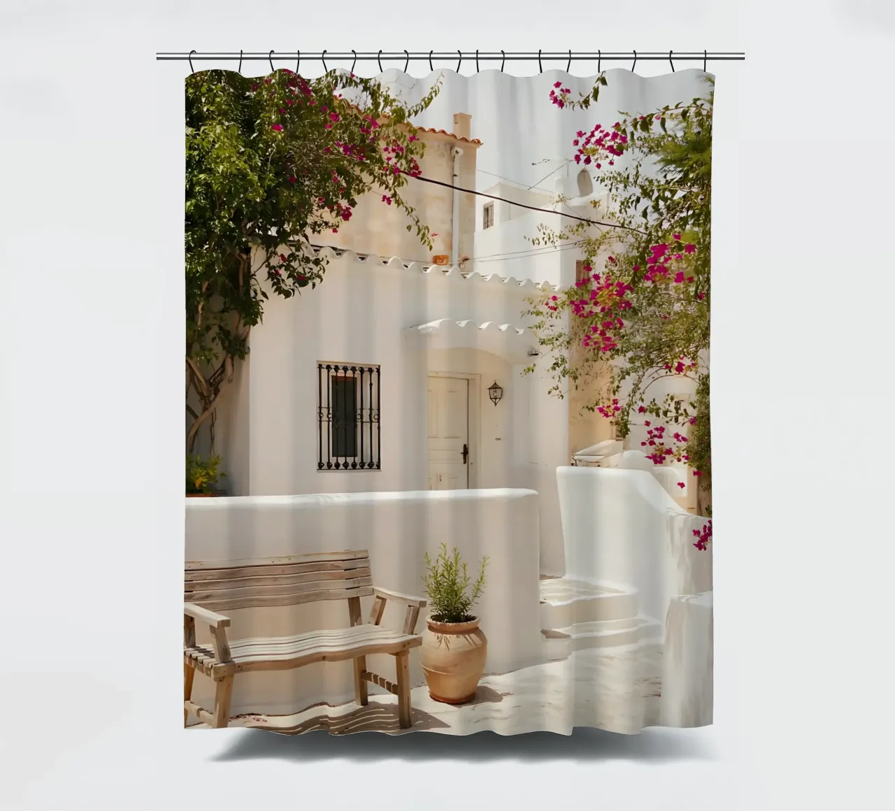 Weißes Haus und sonnige Bougainvillea in Griechenland Duschvorhang von Casa Limon