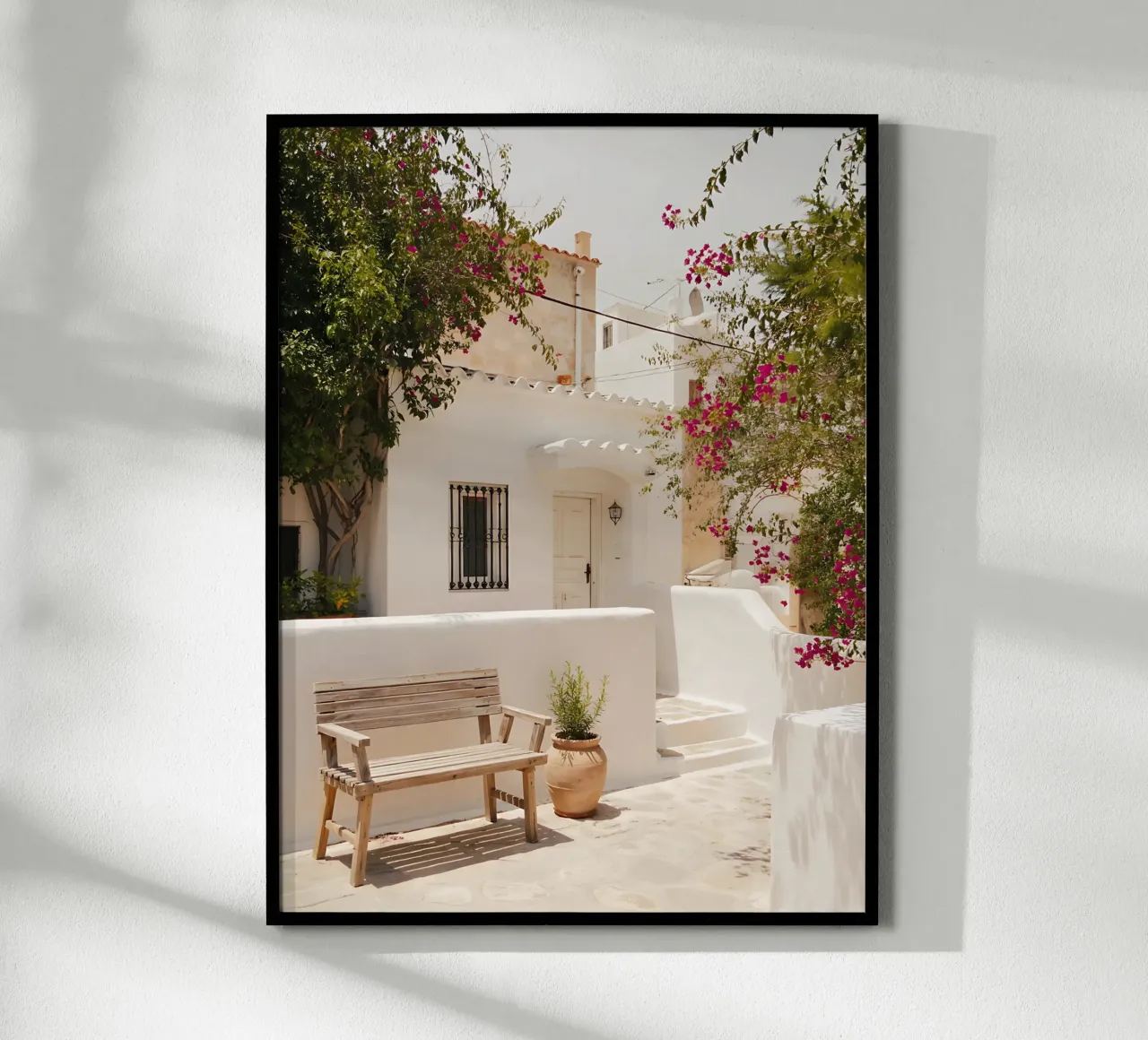 Casa bianca e bouganville assolate in Grecia poster con telaio in legno da Casa Limon