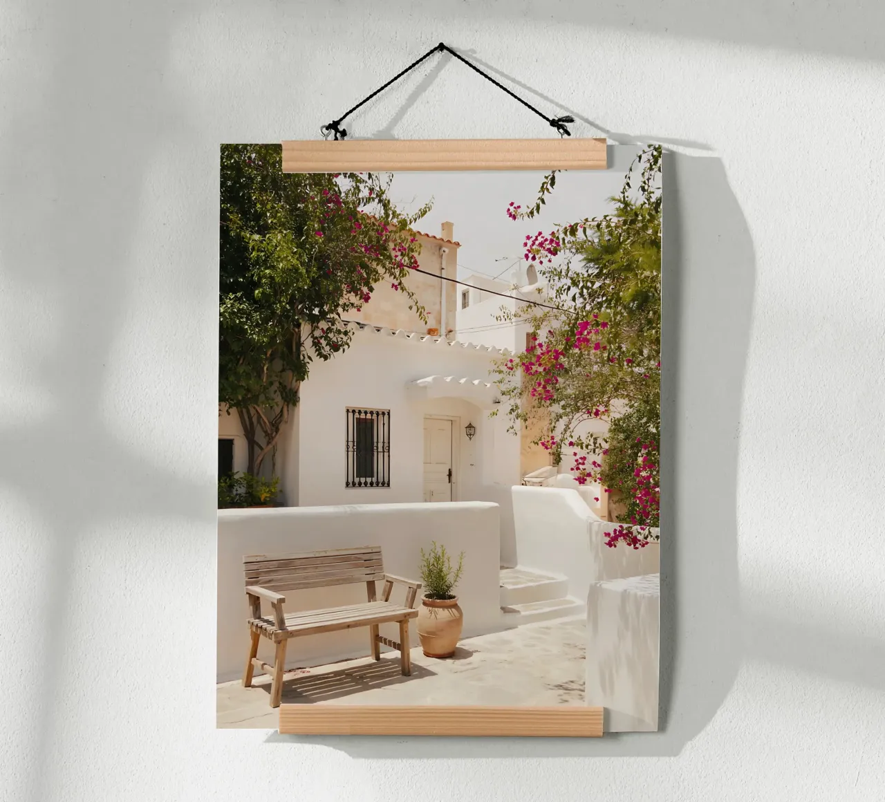 Casa bianca e bouganville assolate in Grecia poster con telaio in legno da Casa Limon