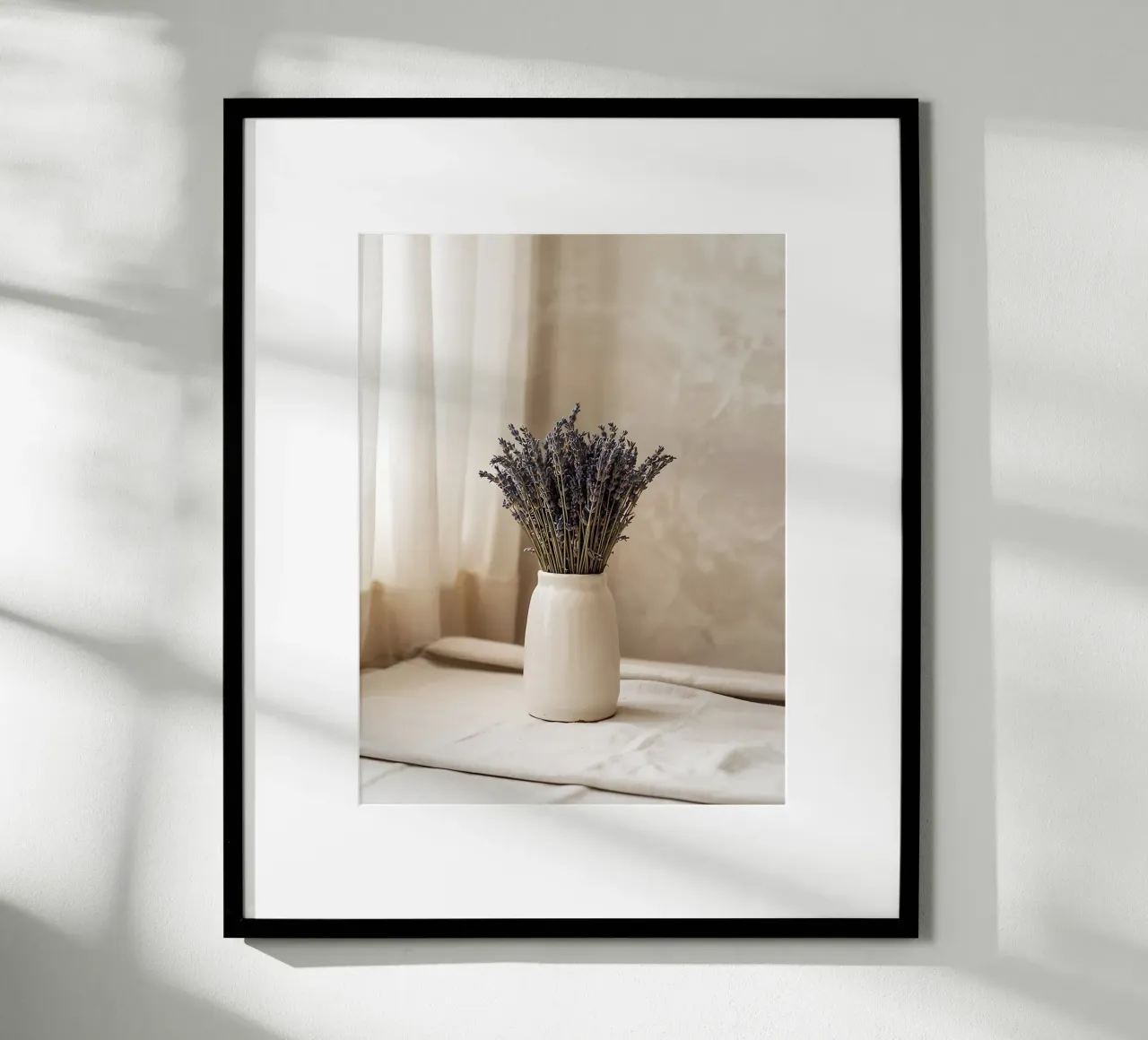 Bouquet di lavanda secca in vaso di ceramica poster con telaio in alluminio da Casa Limon