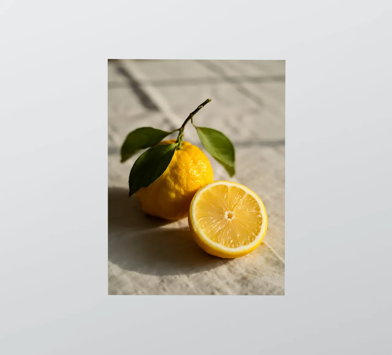 Limone fresco alla luce del mattino adesivo da Casa Limon