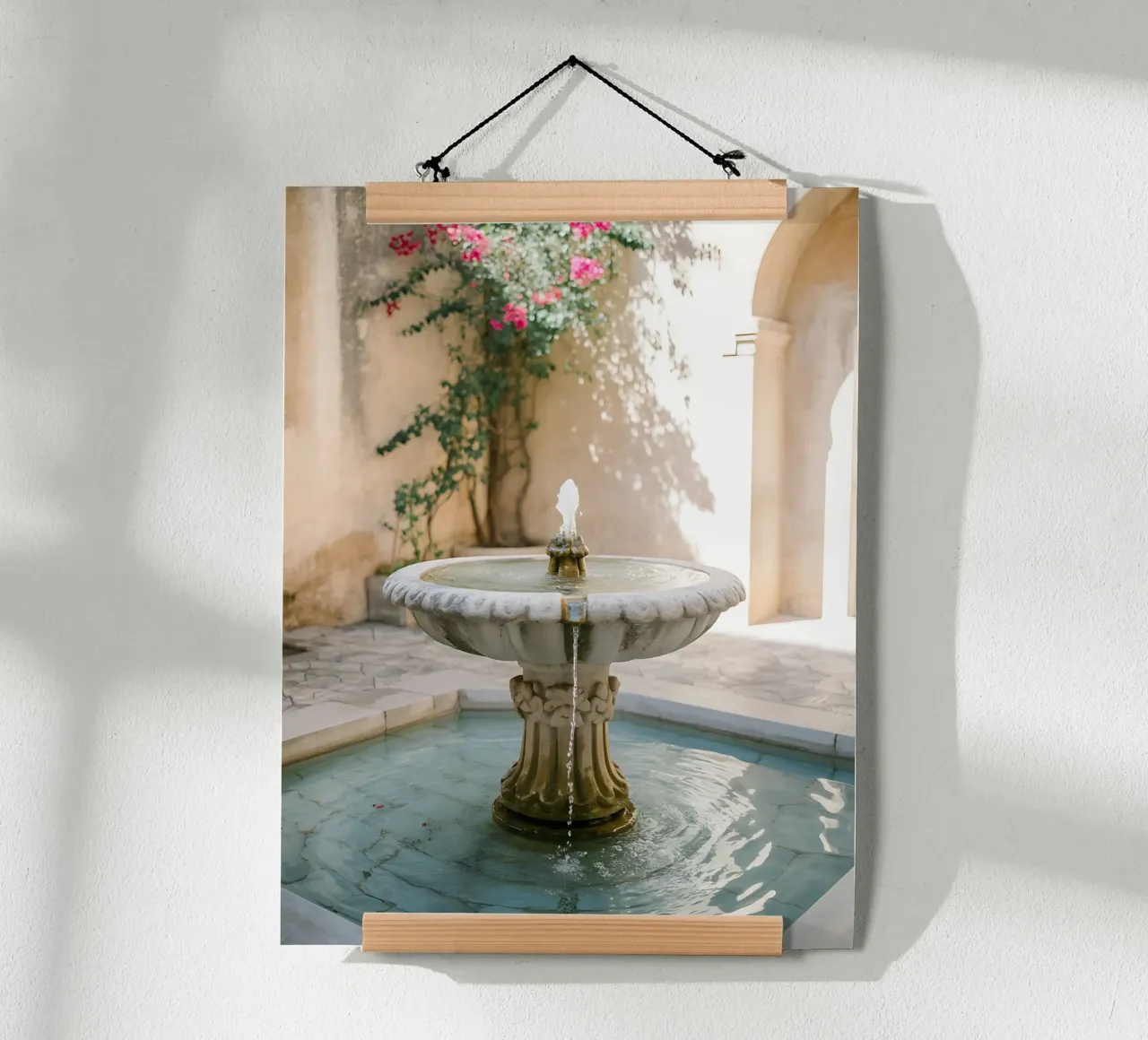 Steinbrunnen in sonnigem Hof Hahnemühle von Casa Limon