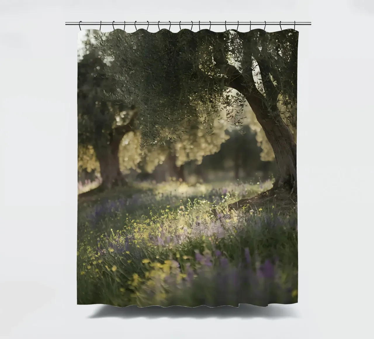 Oliveti e fiori selvatici al sole tenda da doccia da Casa Limon