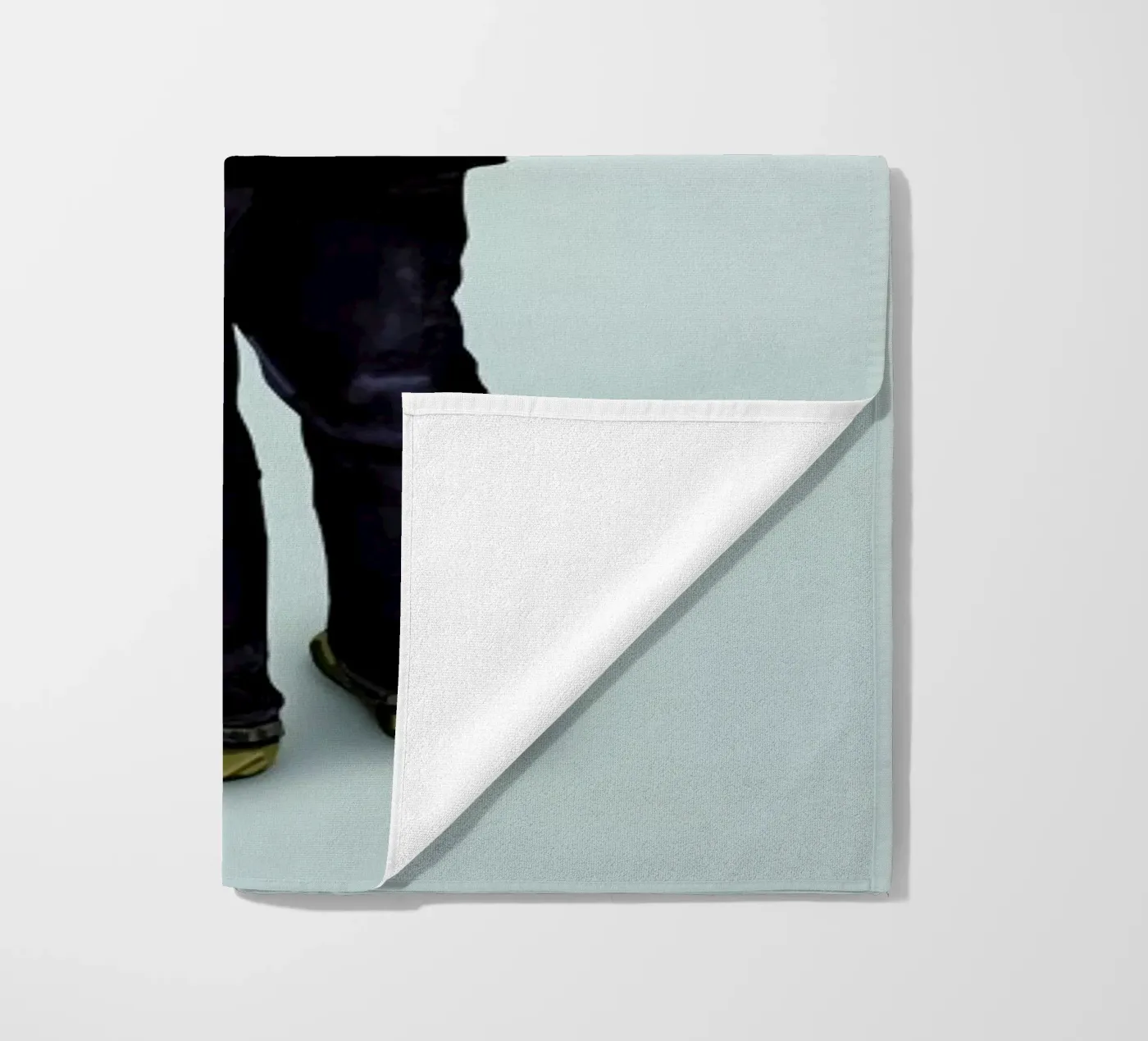 Surrounded Strandtuch von Tapio Mömmö