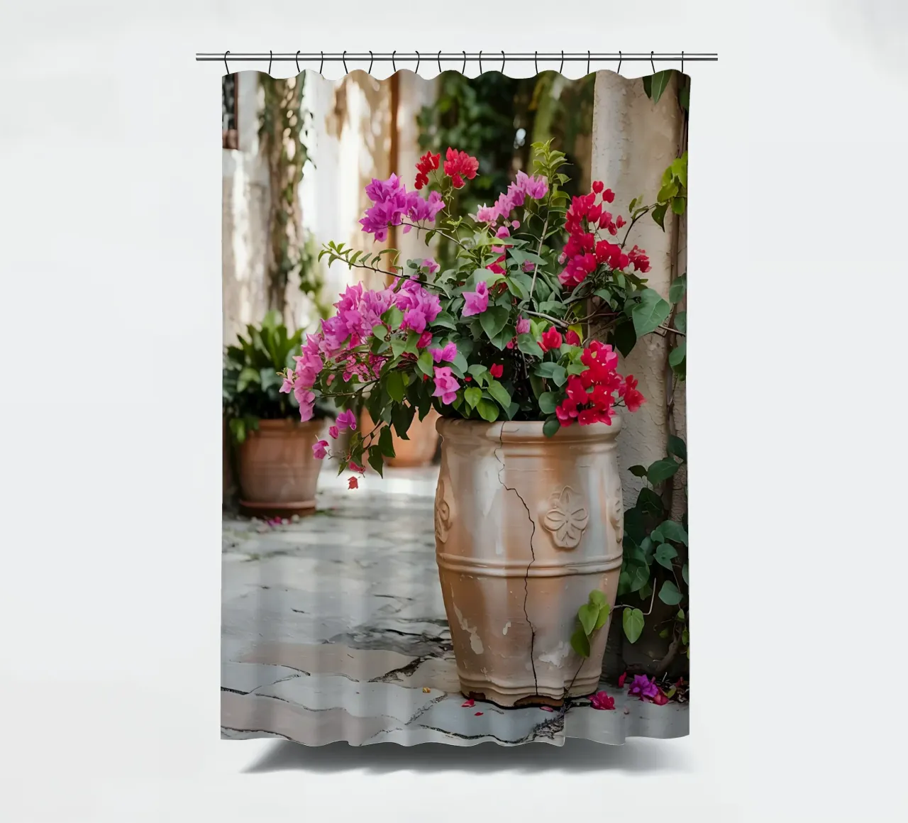 Bougainvillea in vaso in una stradina soleggiata tenda da doccia da Casa Limon