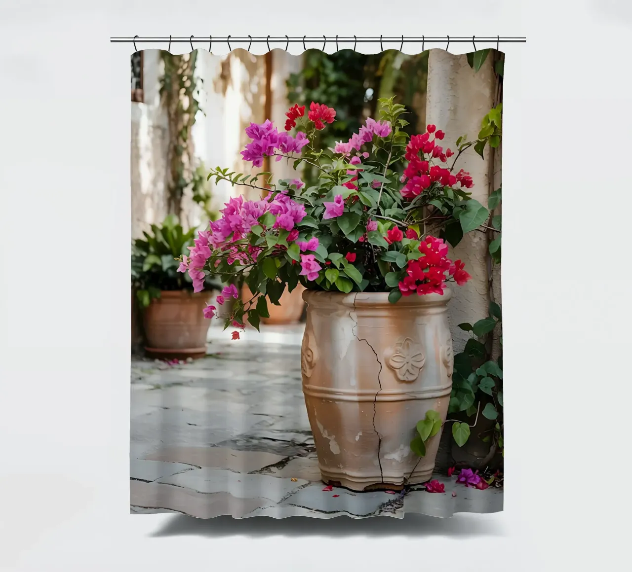 Bougainvillea in vaso in una stradina soleggiata tenda da doccia da Casa Limon
