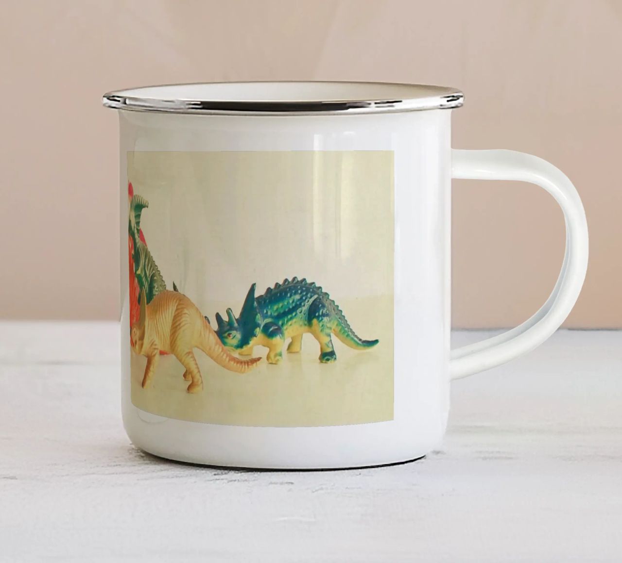 A spasso con i dinosauri tazza in smalto da Cassia Beck Photography
