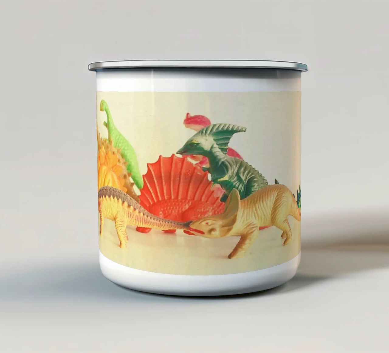 A spasso con i dinosauri tazza in smalto da Cassia Beck Photography