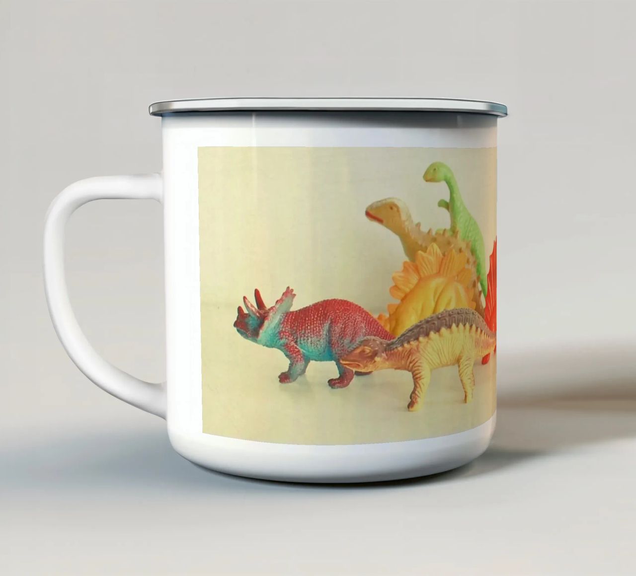 A spasso con i dinosauri tazza in smalto da Cassia Beck Photography