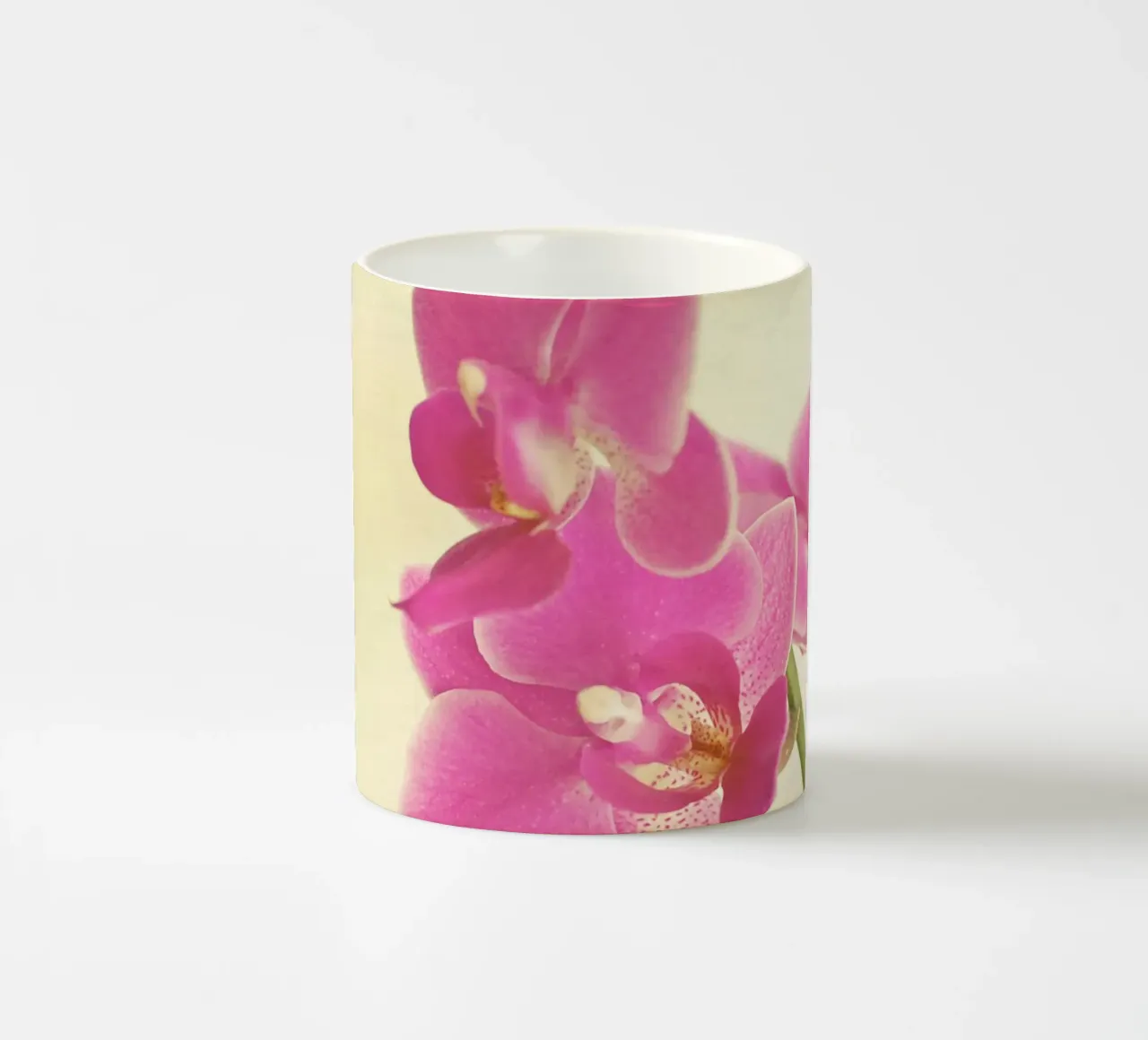 Orchidea rosa tazza in ceramica da Cassia Beck Photography