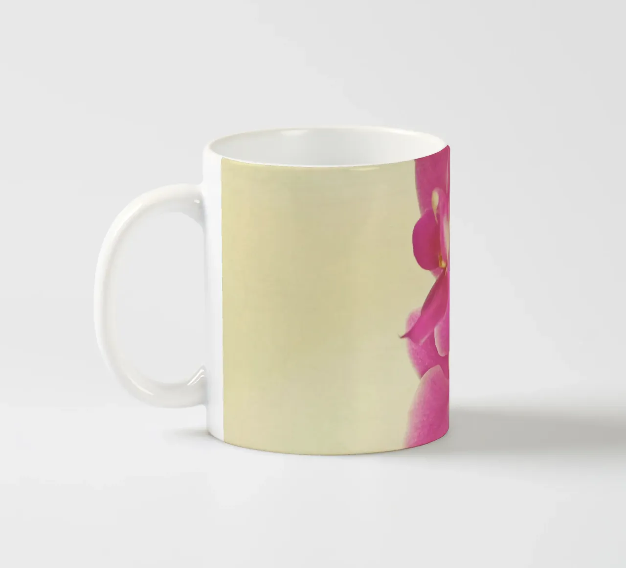 Orchidea rosa tazza in ceramica da Cassia Beck Photography
