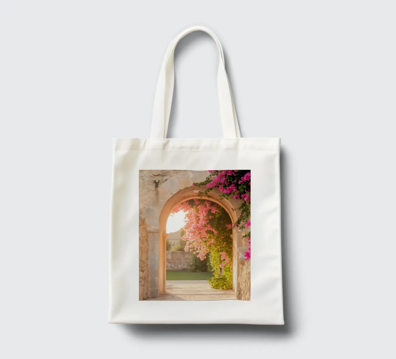 L'arco fiorito e la luce dorata del Sud borsa in juta da Casa Limon