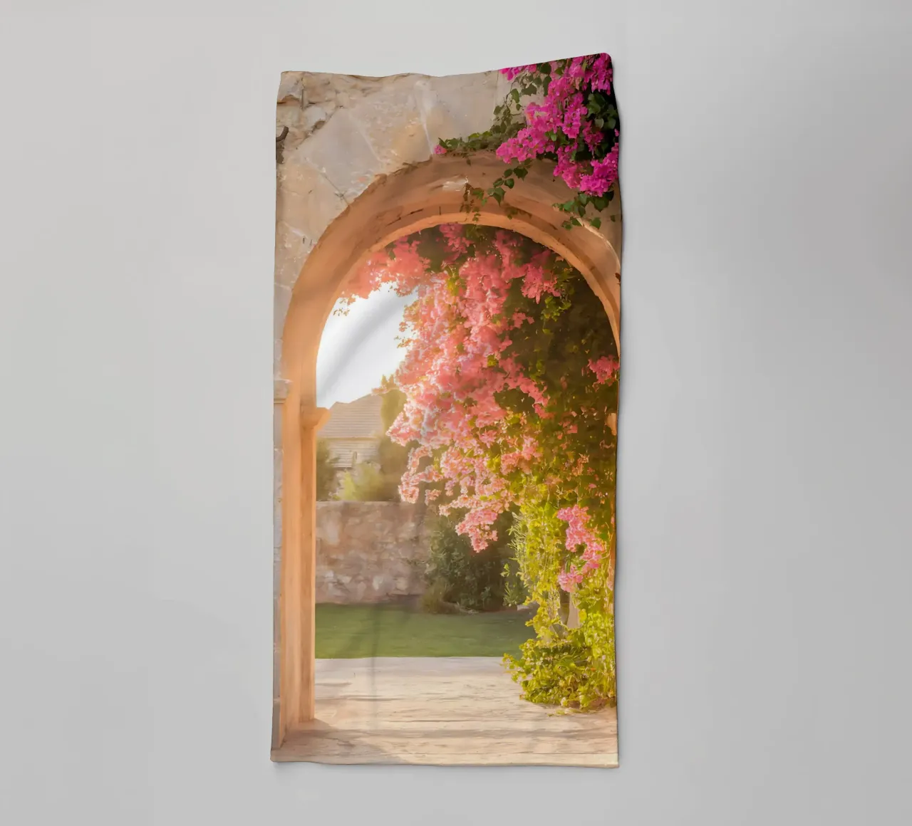 L'arco fiorito e la luce dorata del Sud asciugamano da bagno da Casa Limon