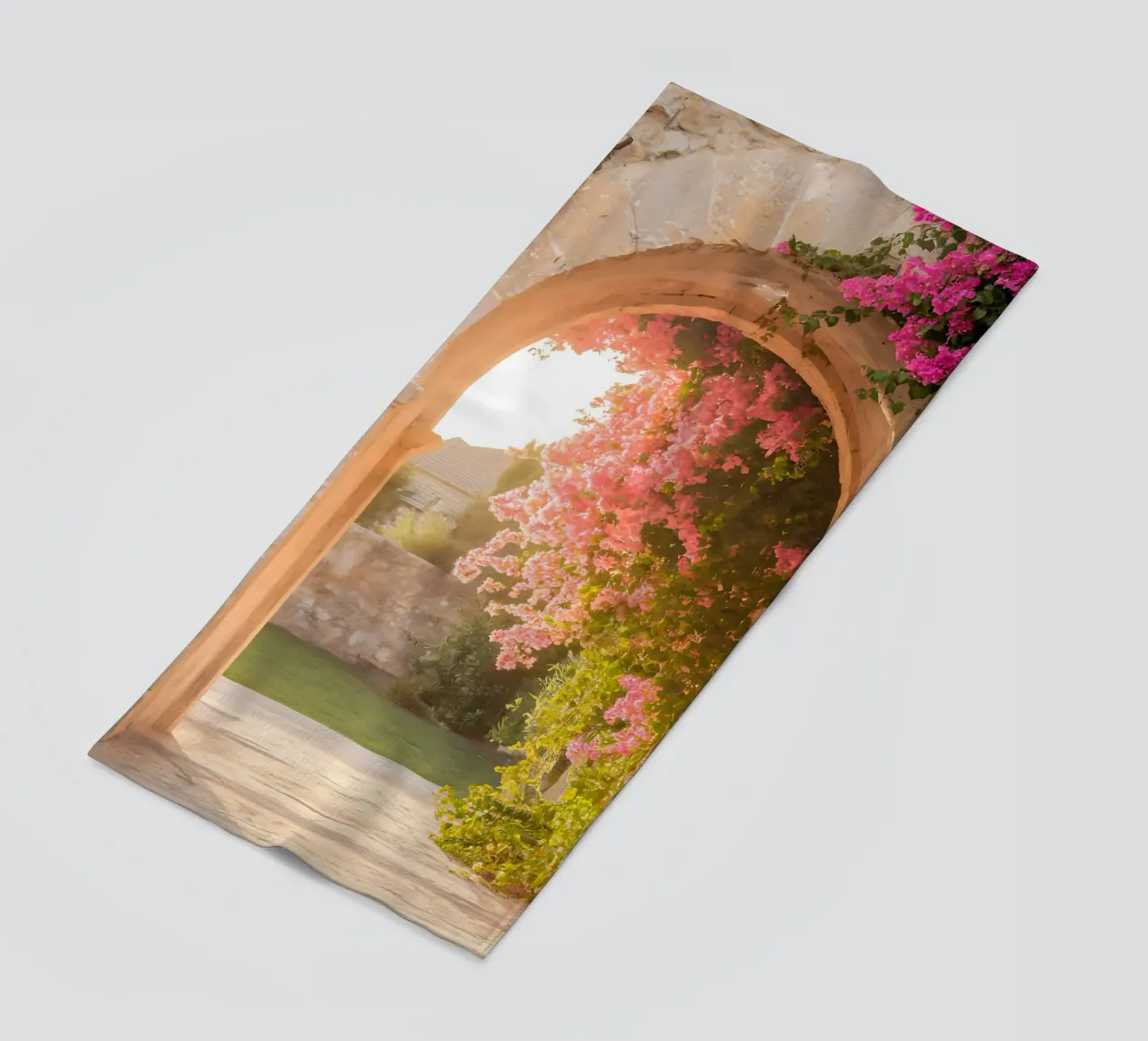 L'arco fiorito e la luce dorata del Sud telo mare da Casa Limon