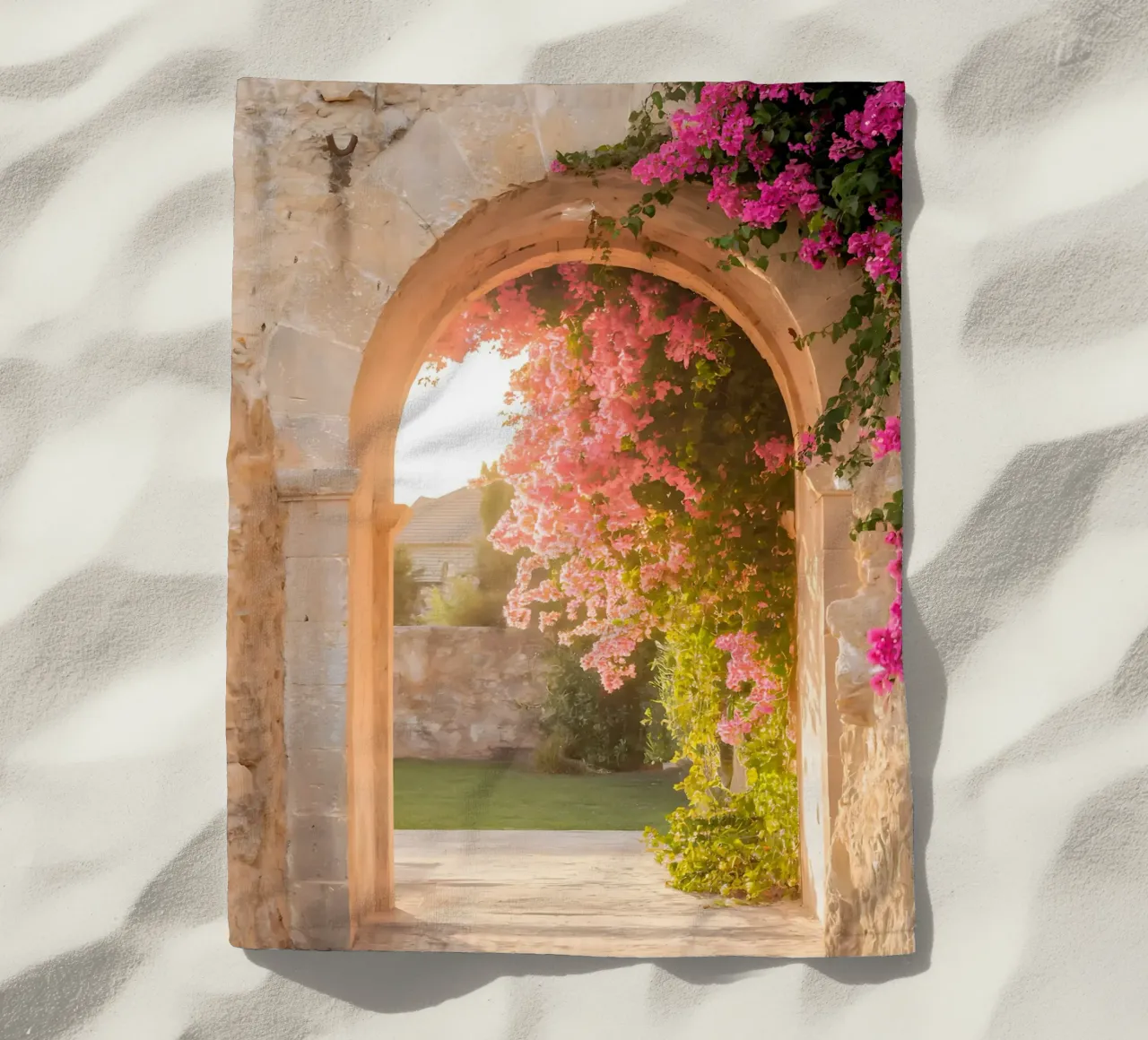 L'arco fiorito e la luce dorata del Sud telo mare da Casa Limon