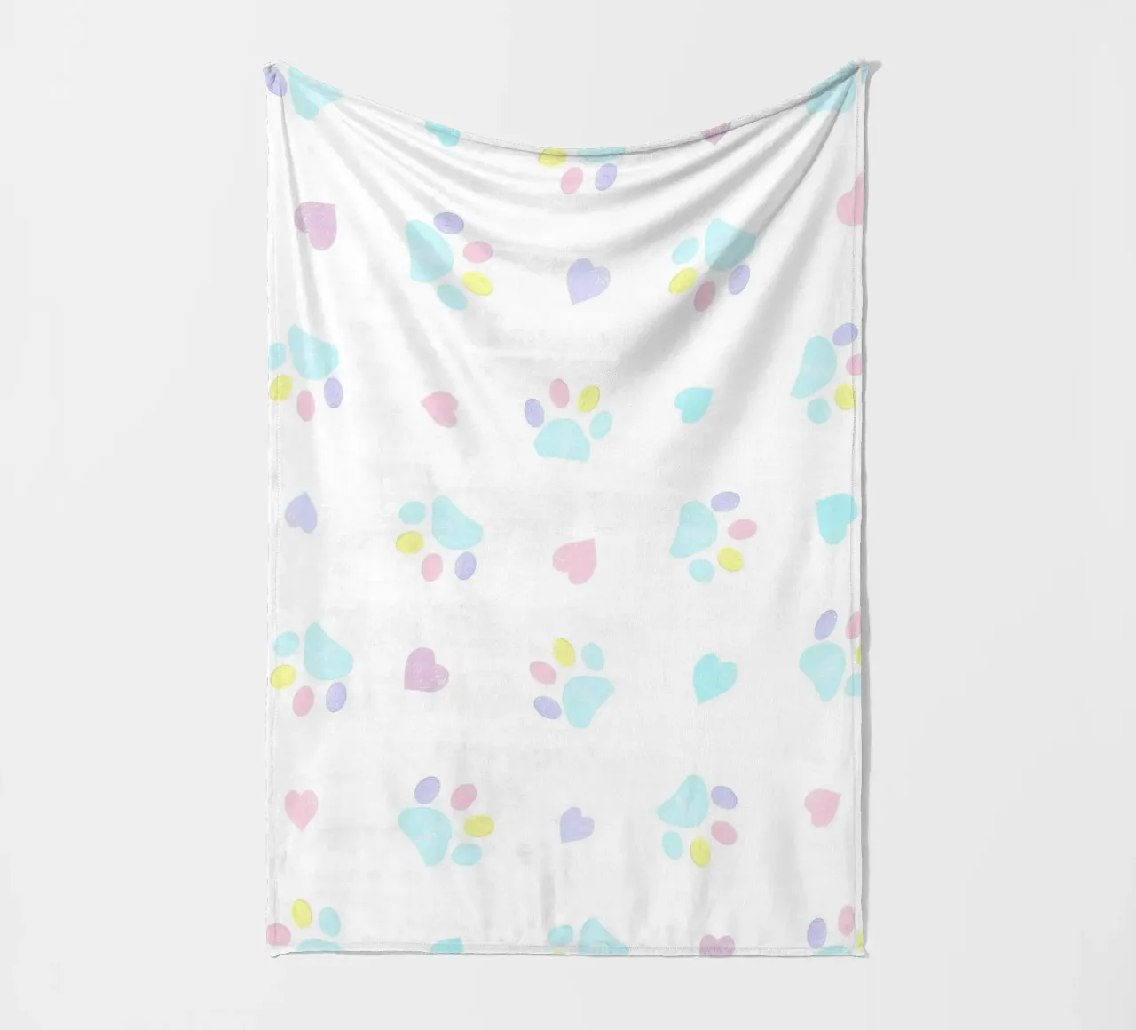 Cuori e impronte di zampe disegnati a mano in colori pastello coperta in pile da gulsengunel