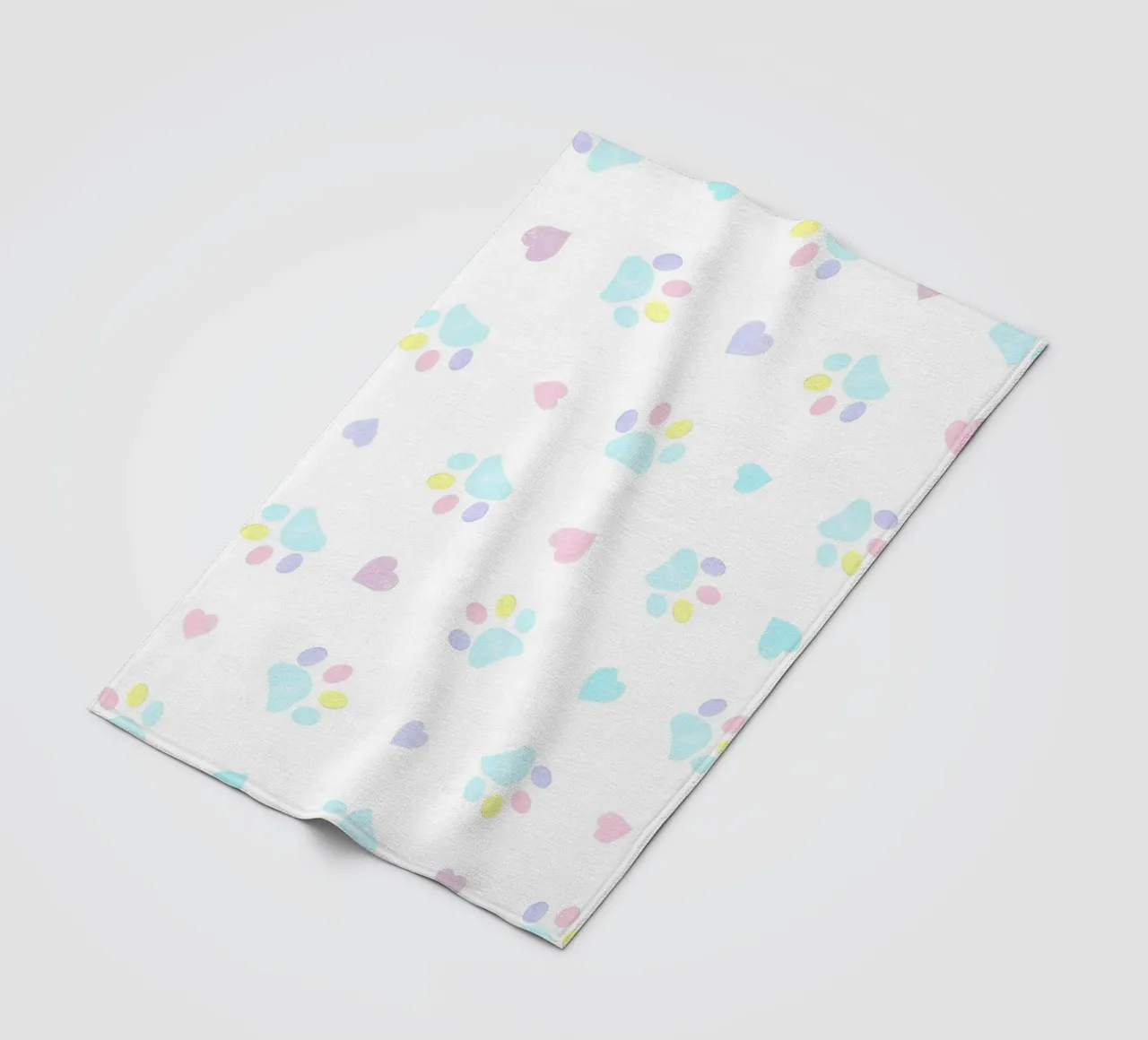 Cuori e impronte di zampe disegnati a mano in colori pastello coperta in pile da gulsengunel