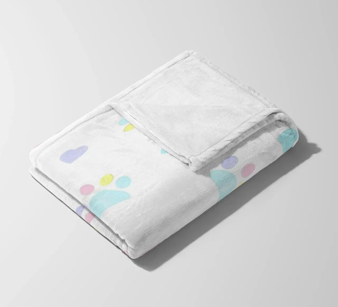 Cuori e impronte di zampe disegnati a mano in colori pastello coperta in pile da gulsengunel
