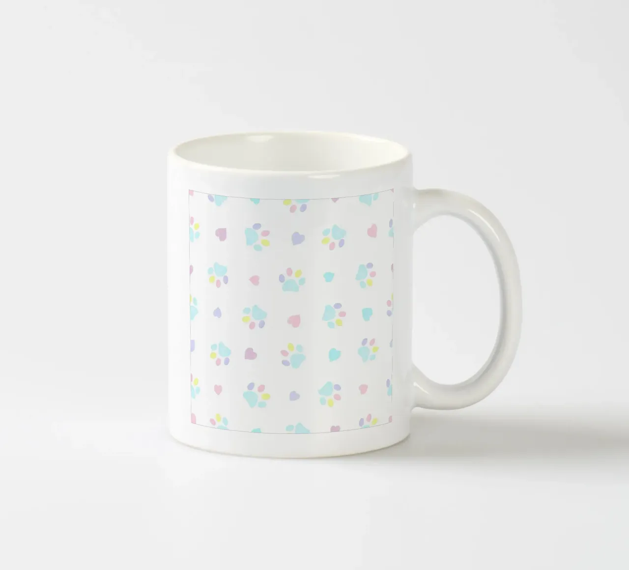 Cuori e impronte di zampe disegnati a mano in colori pastello tazza in ceramica da gulsengunel