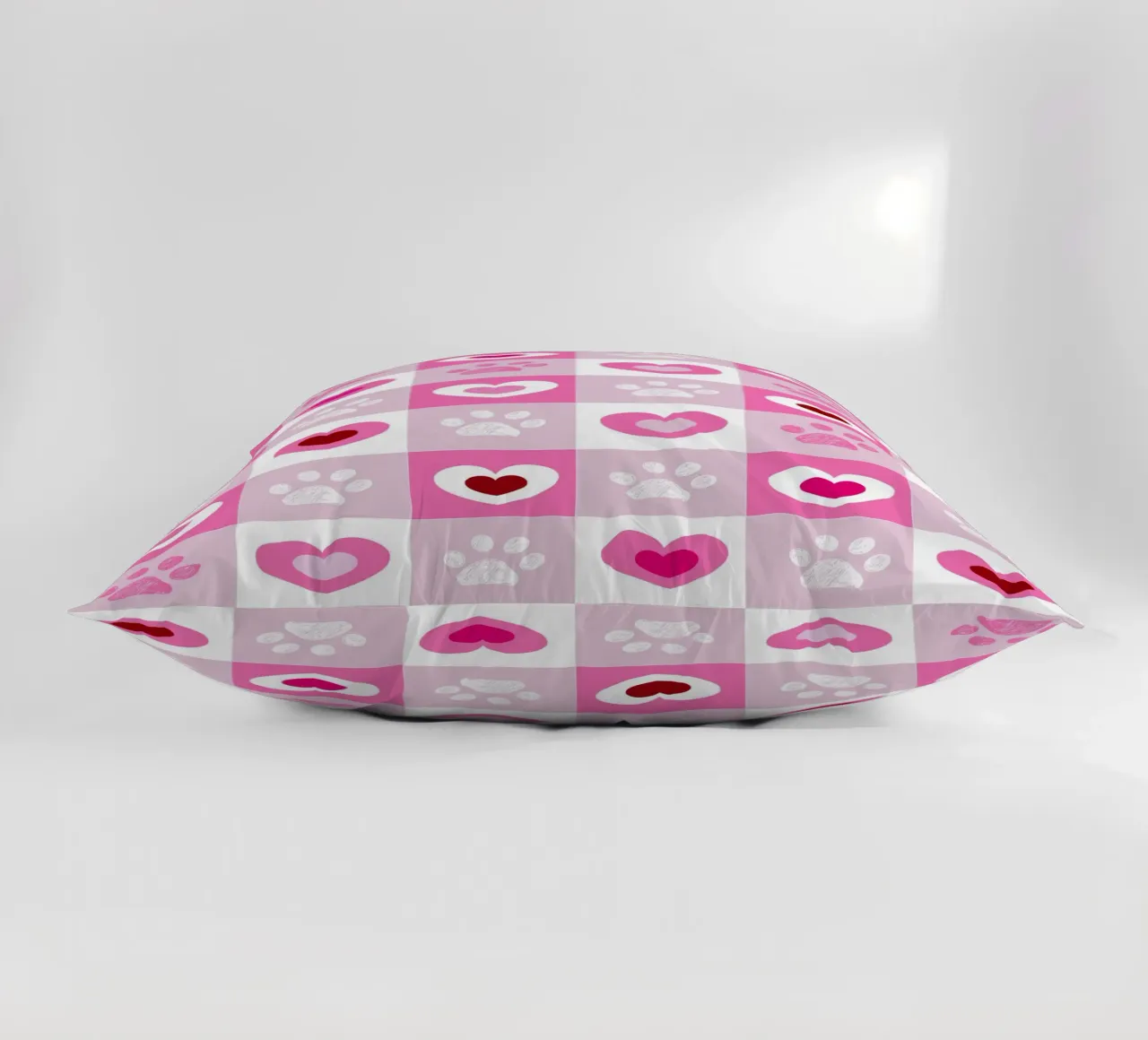 Design a quadri rossi e bianchi con cuori e zampe per San Valentino cuscino da gulsengunel