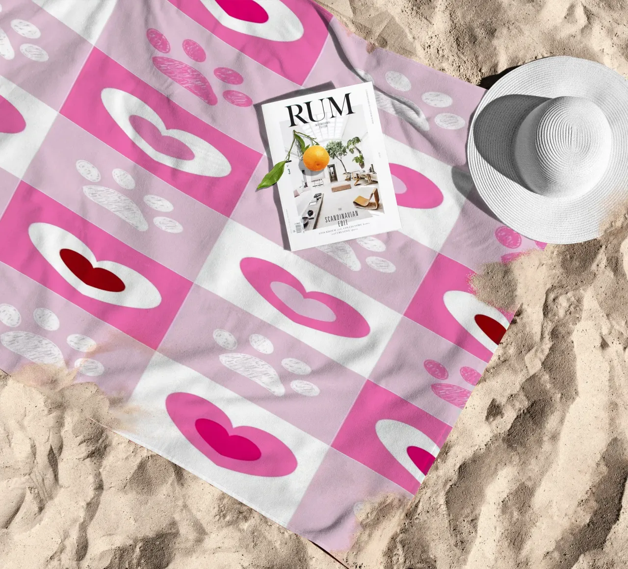 Design a quadri rossi e bianchi con cuori e zampe per San Valentino telo mare da gulsengunel