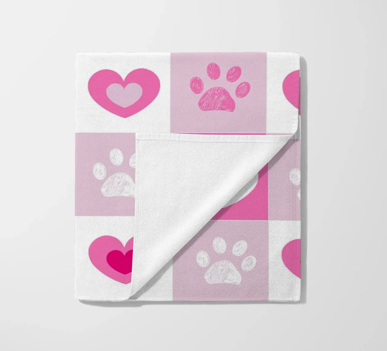 Design a quadri rossi e bianchi con cuori e zampe per San Valentino telo mare da gulsengunel