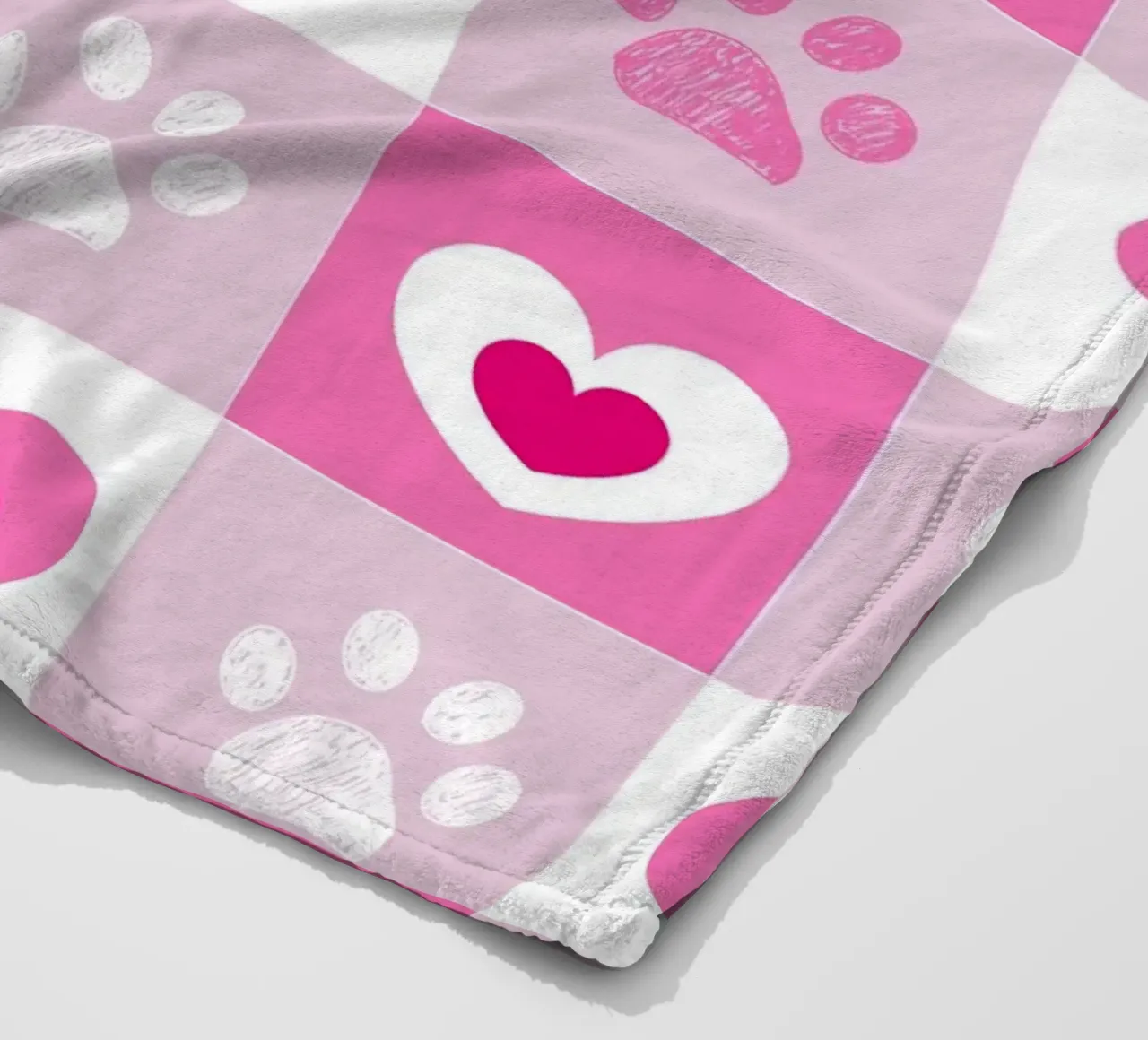 Design a quadri rossi e bianchi con cuori e zampe per San Valentino coperta in pile da gulsengunel
