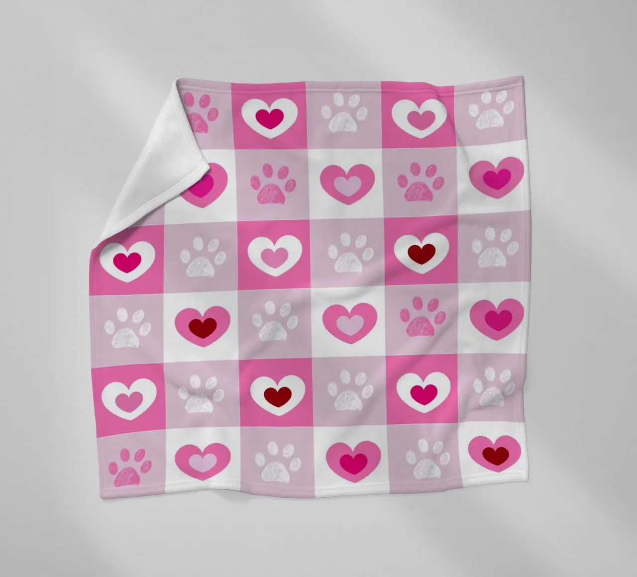 Design a quadri rossi e bianchi con cuori e zampe per San Valentino coperta in pile da gulsengunel