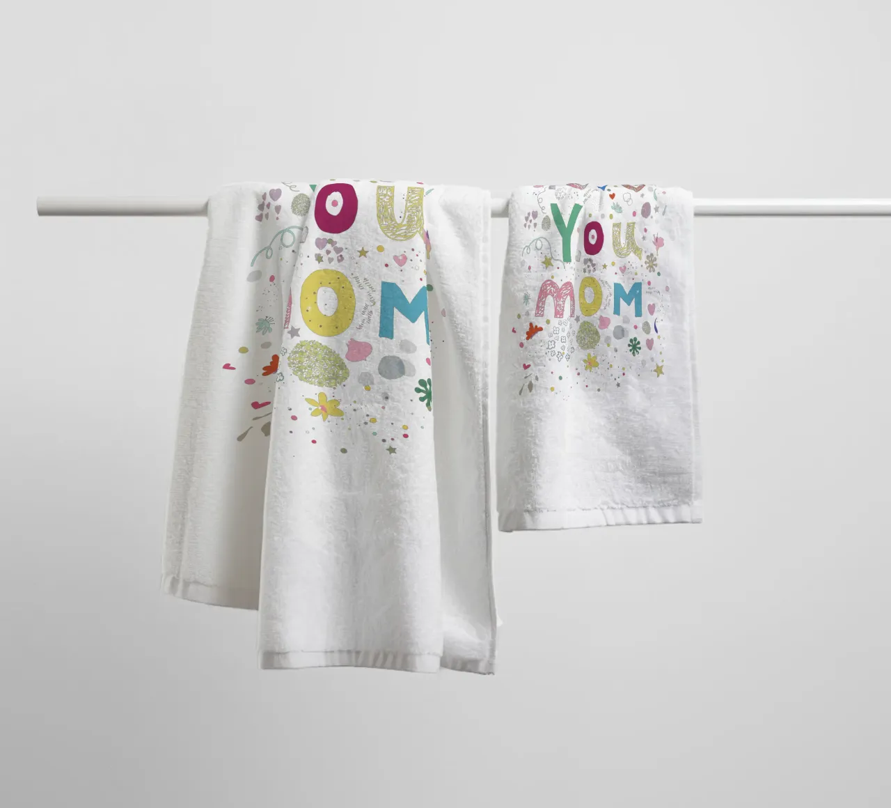 Texte de l'amour de maman avec des coeurs et des fleurs serviette de bain de gulsengunel