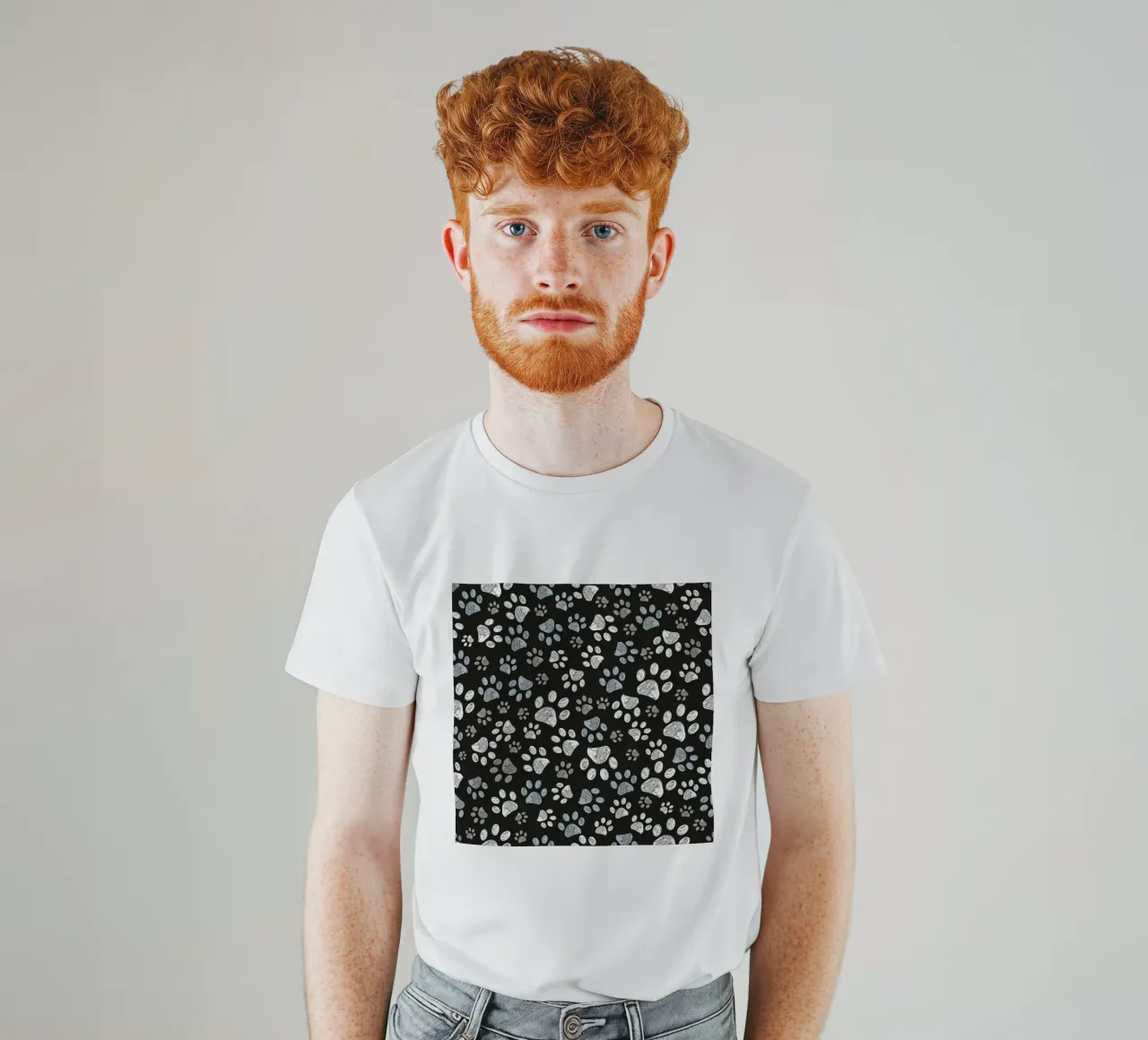 Impronte di zampa di barboncino di colore grigio nero t-shirt da gulsengunel