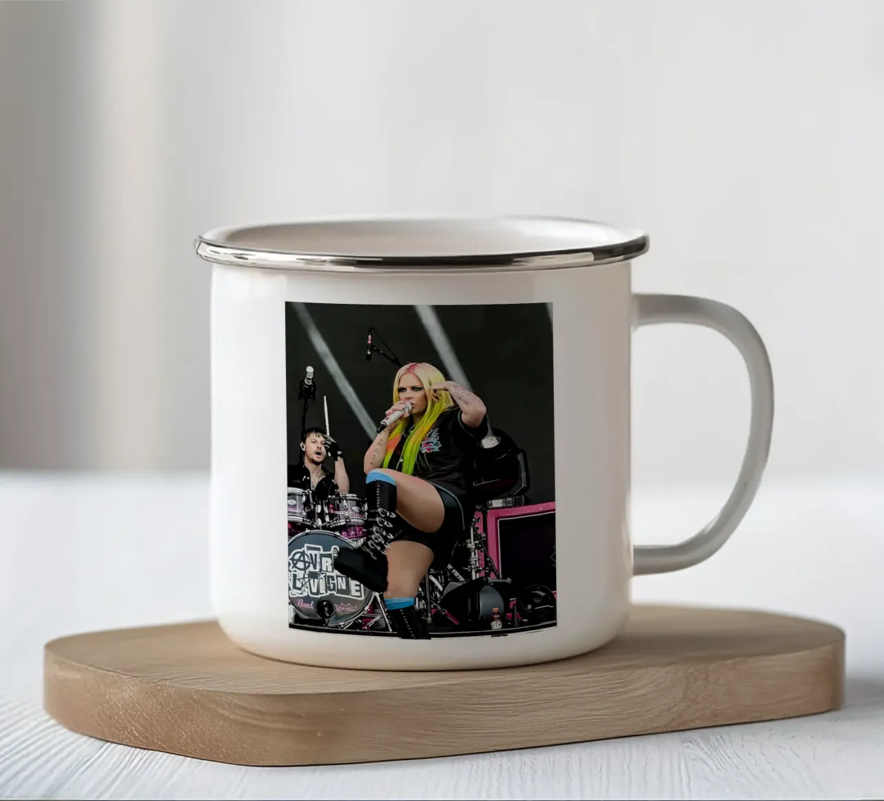 Avril Lavigne tazza in smalto da Musadad Shop