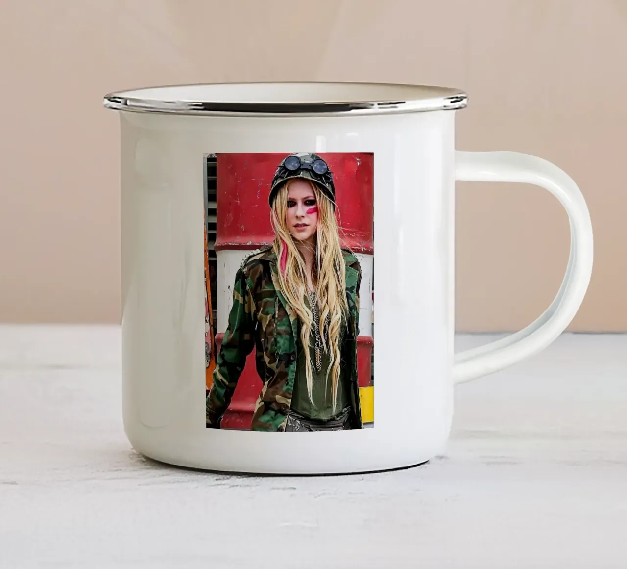 Avril Lavigne tazza in smalto da Musadad Shop