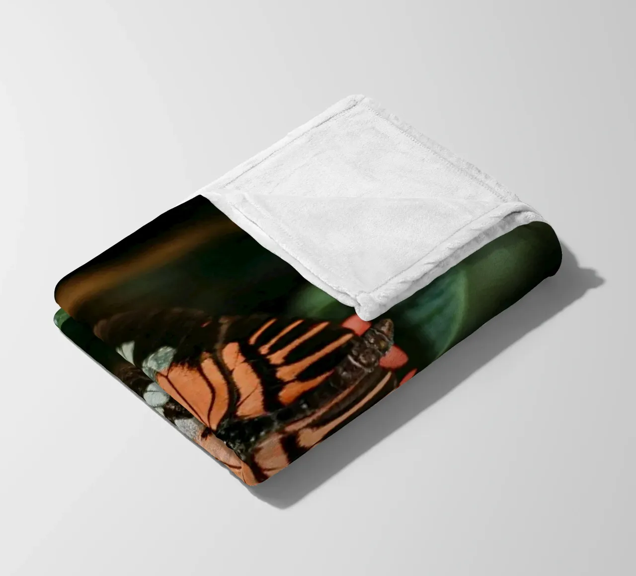 farfalla arancione coperta in pile da Earthly Visions