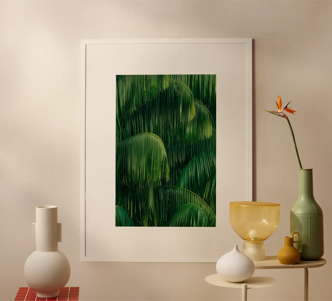 foglie di palma fogliame tropicale poster con telaio in legno da Earthly Visions