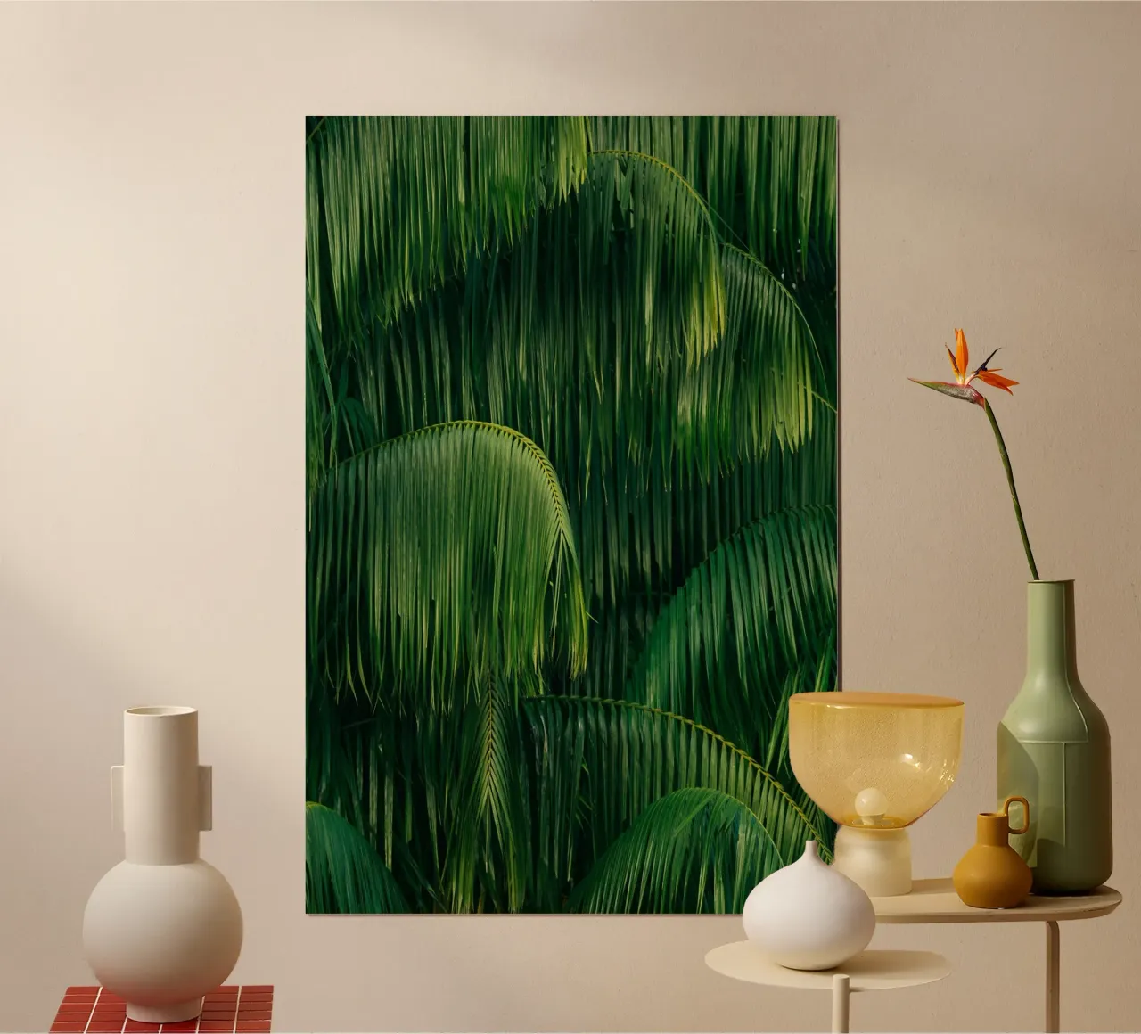 foglie di palma fogliame tropicale poster con telaio in legno da Earthly Visions