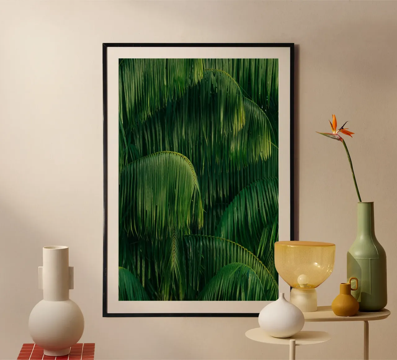 foglie di palma fogliame tropicale poster con telaio in legno da Earthly Visions