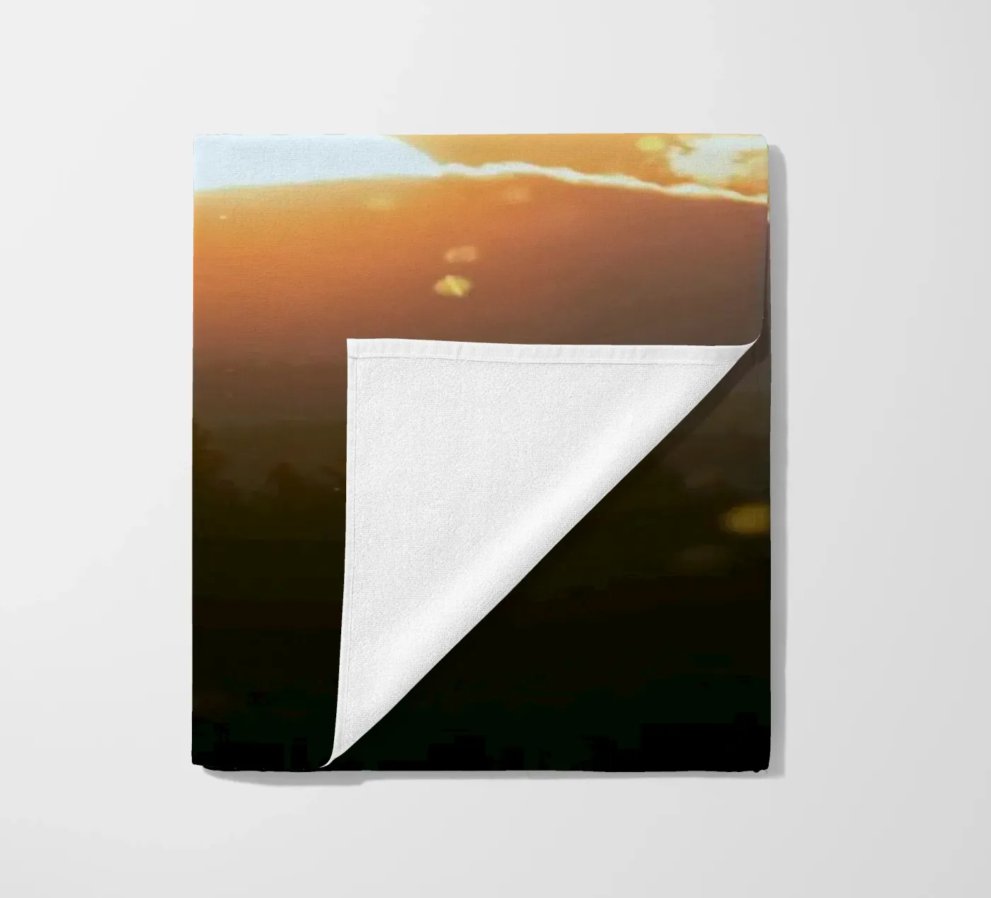 Sonnenuntergangssonne Strandtuch von Earthly Visions