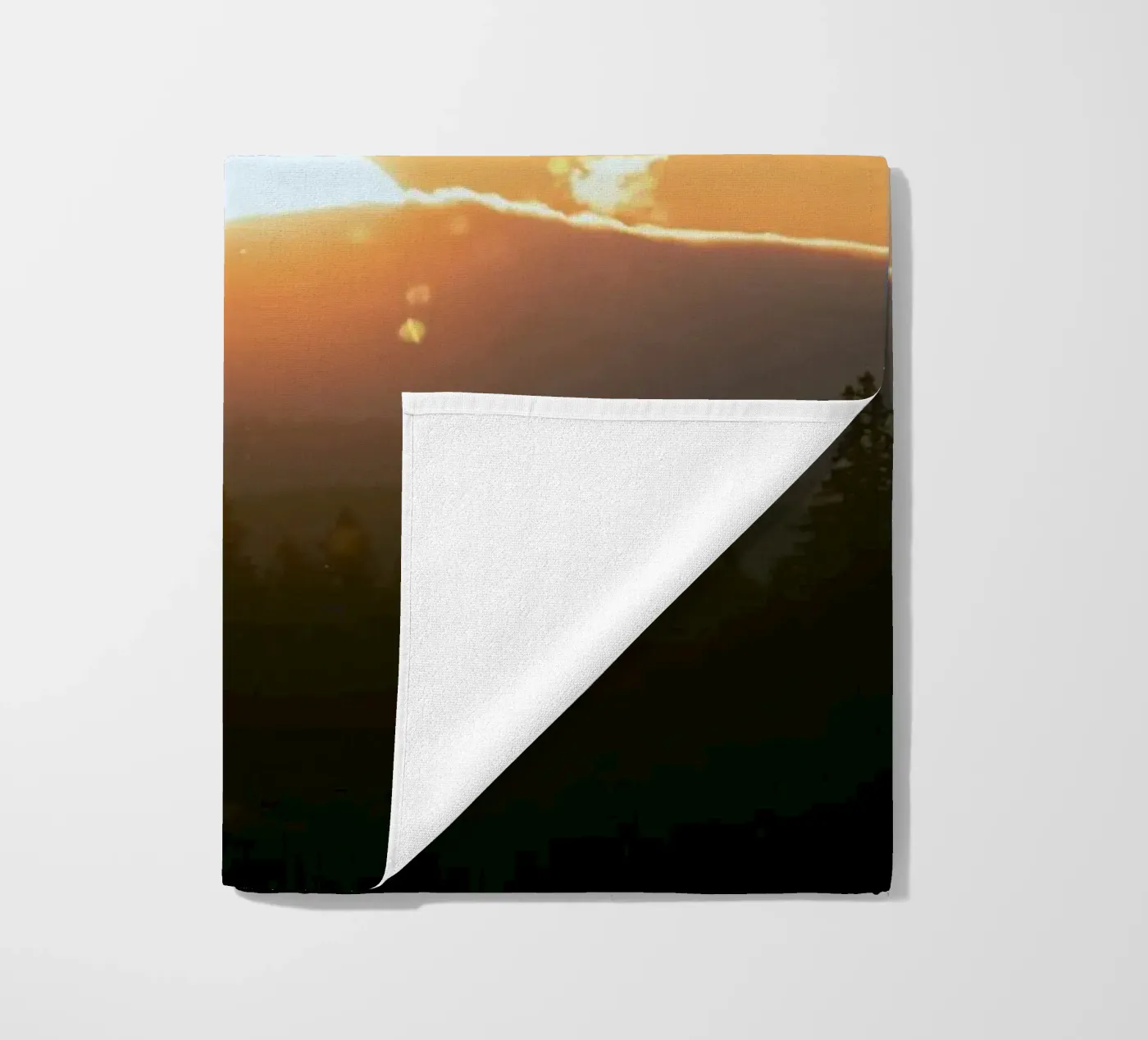 Sonnenuntergangssonne Strandtuch von Earthly Visions