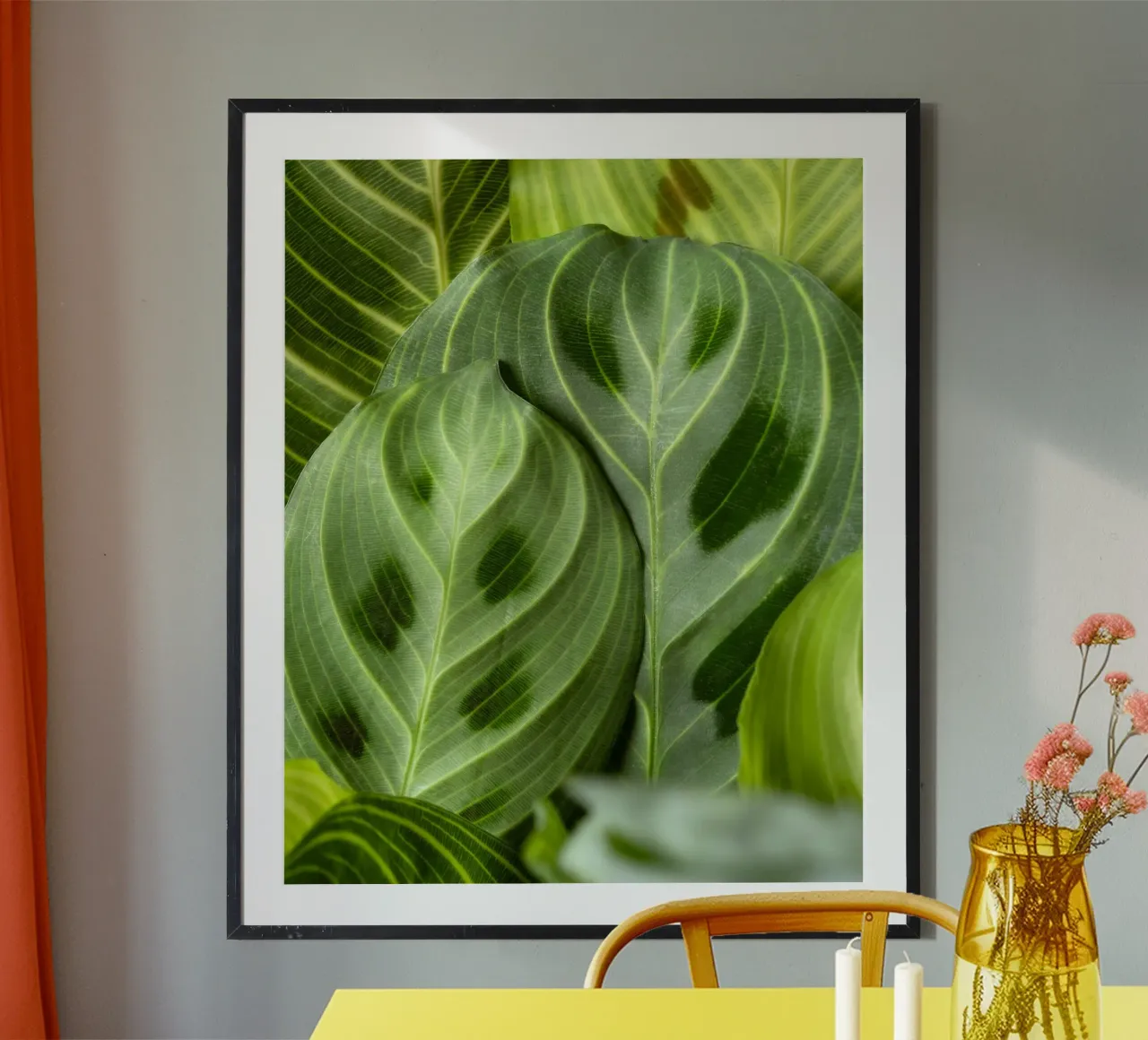 foglie verdi poster con telaio in legno da Earthly Visions