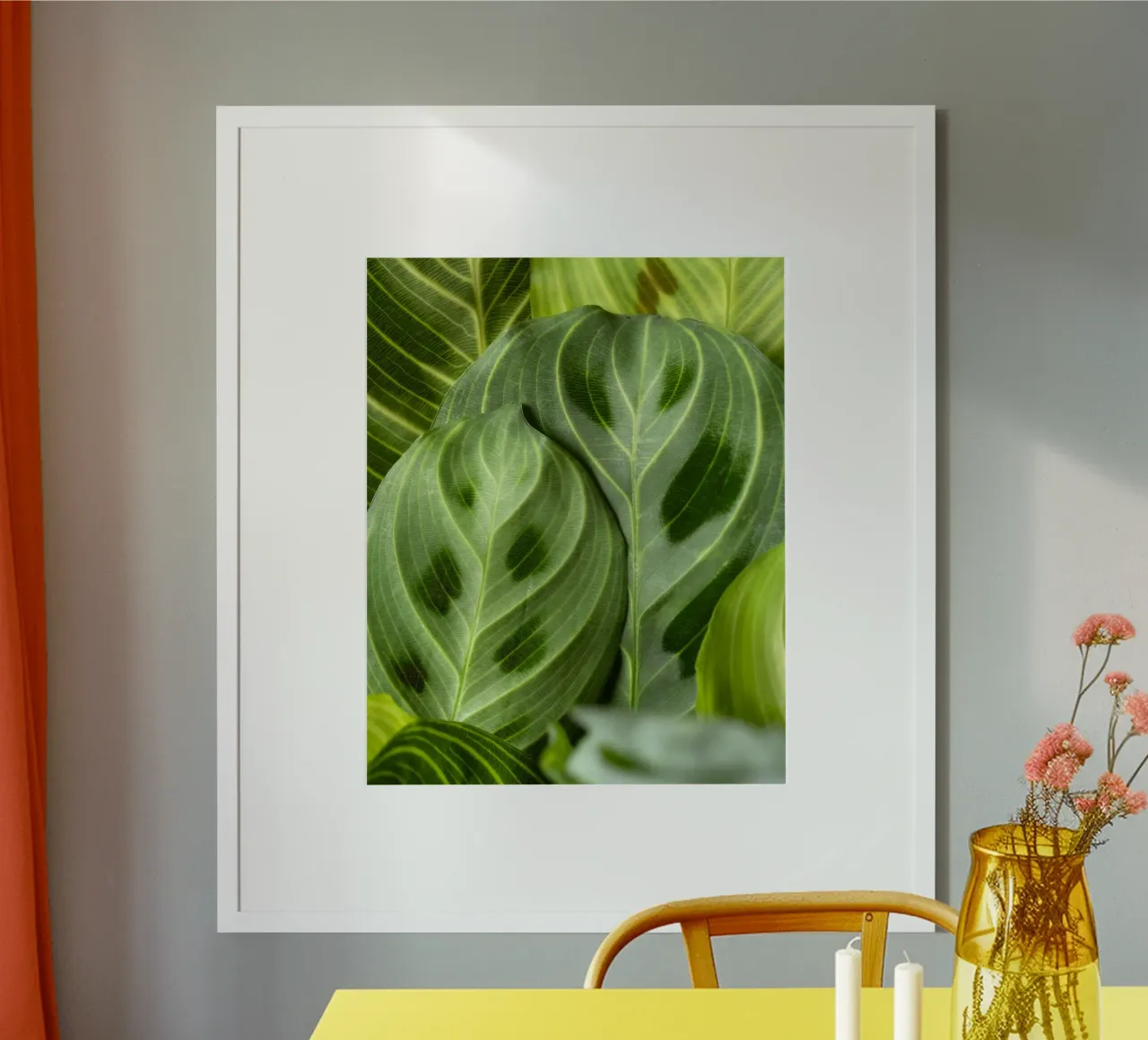 foglie verdi poster con telaio in legno da Earthly Visions