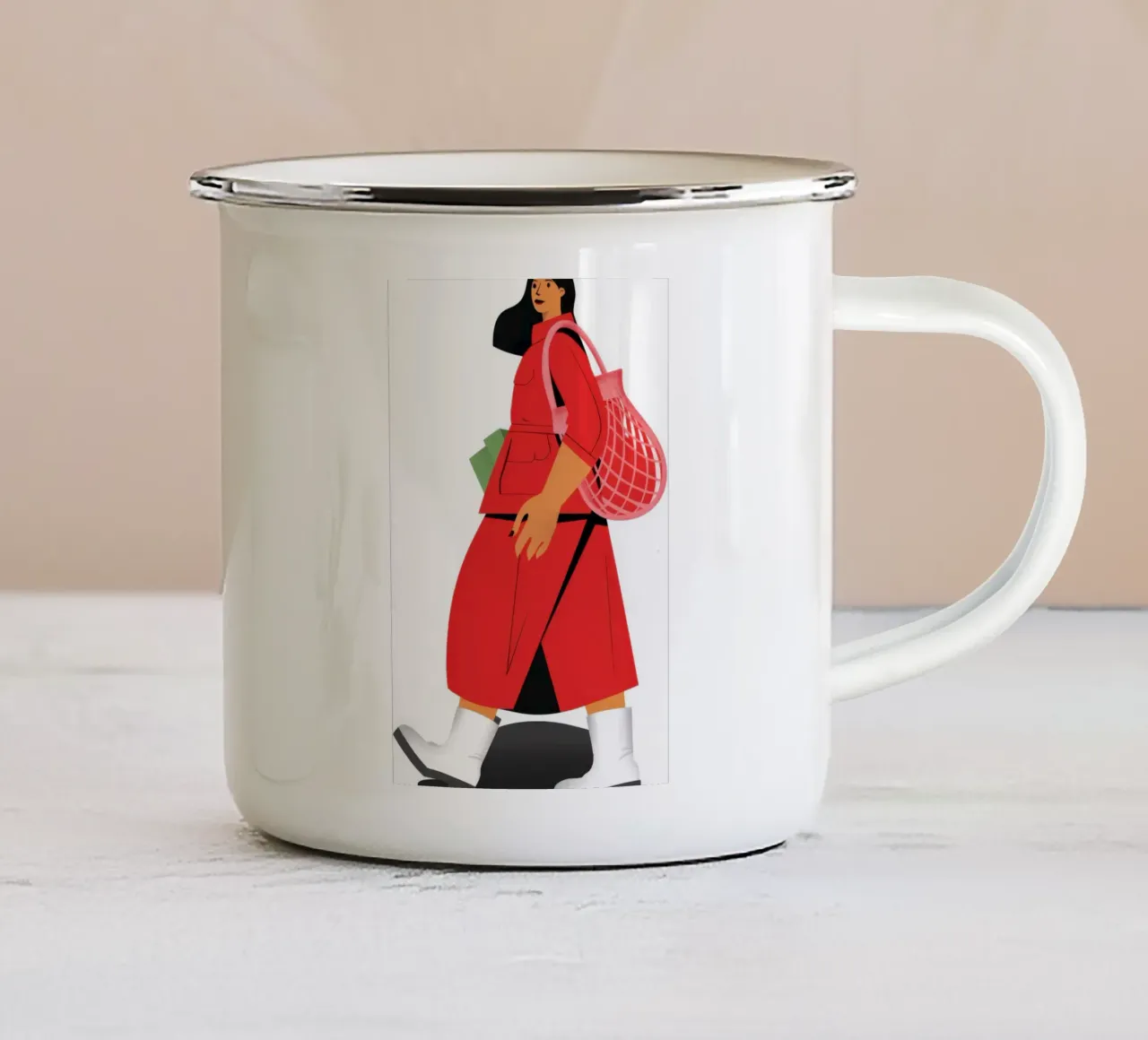 Donna con cappotto rosso tazza in smalto da Veil Maya