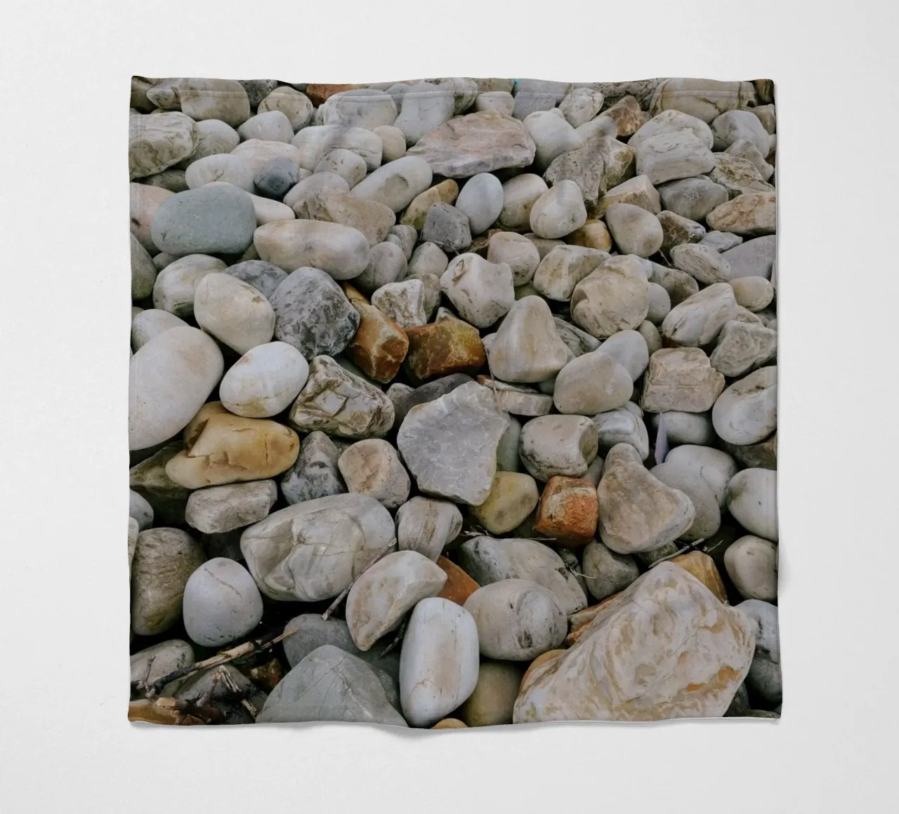Pietra dopo pietra: la tranquillità nella diversità coperta in pile da The Wild Creative Studio