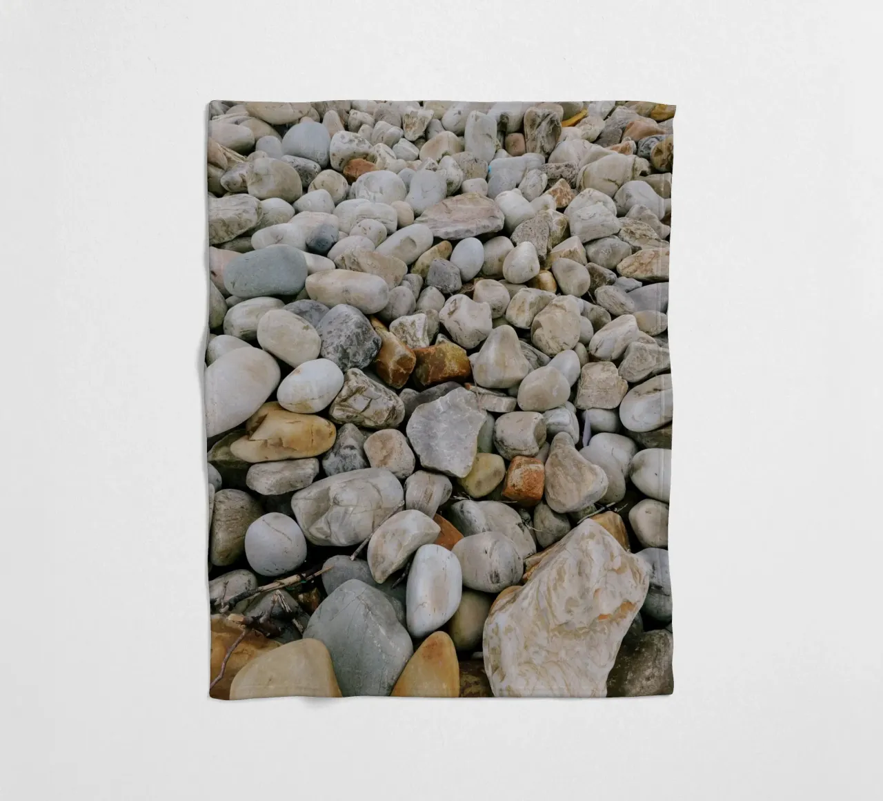 Pietra dopo pietra: la tranquillità nella diversità coperta in pile da The Wild Creative Studio